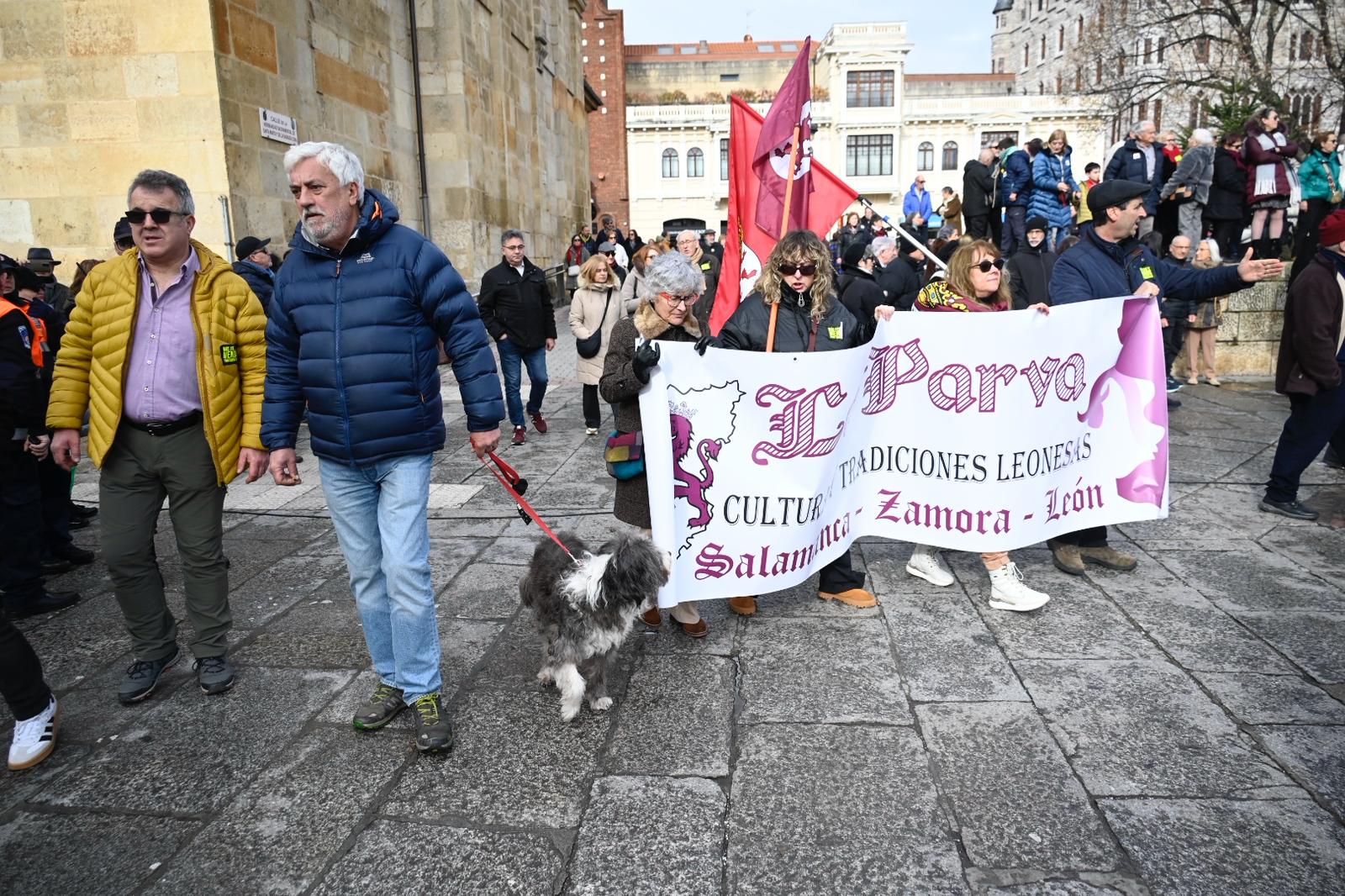 León clama contra la humillación de enterrar para siempre las vías de Feve | SAÚL ARÉN