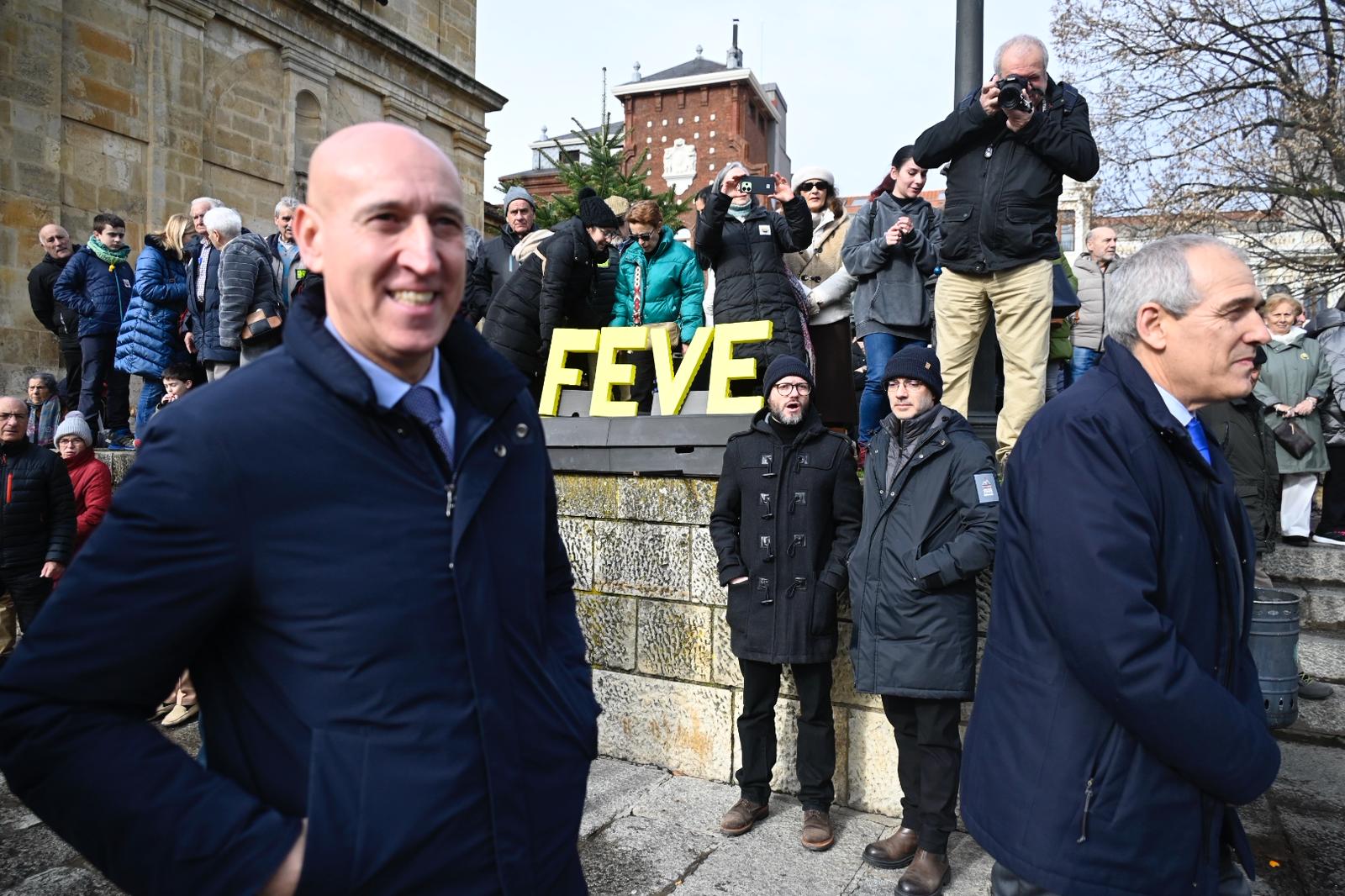 León clama contra la humillación de enterrar para siempre las vías de Feve | SAÚL ARÉN