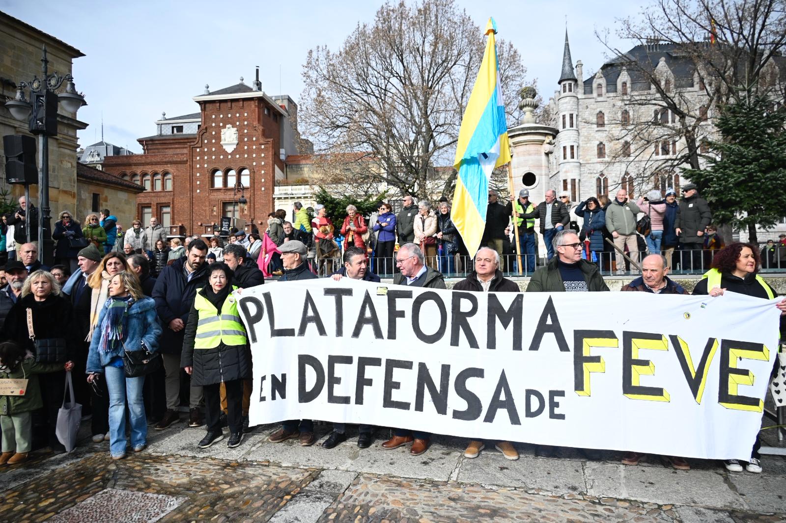 León clama contra la humillación de enterrar para siempre las vías de Feve | SAÚL ARÉN