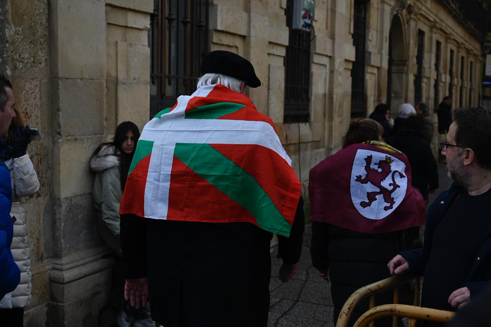 León clama contra la humillación de enterrar para siempre las vías de Feve | SAÚL ARÉN