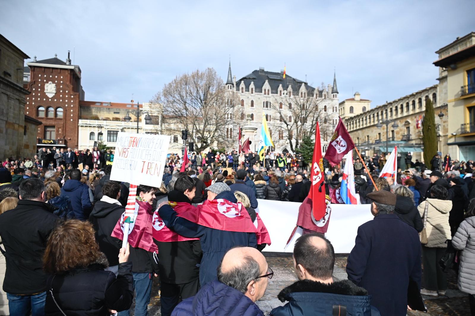 León clama contra la humillación de enterrar para siempre las vías de Feve | SAÚL ARÉN