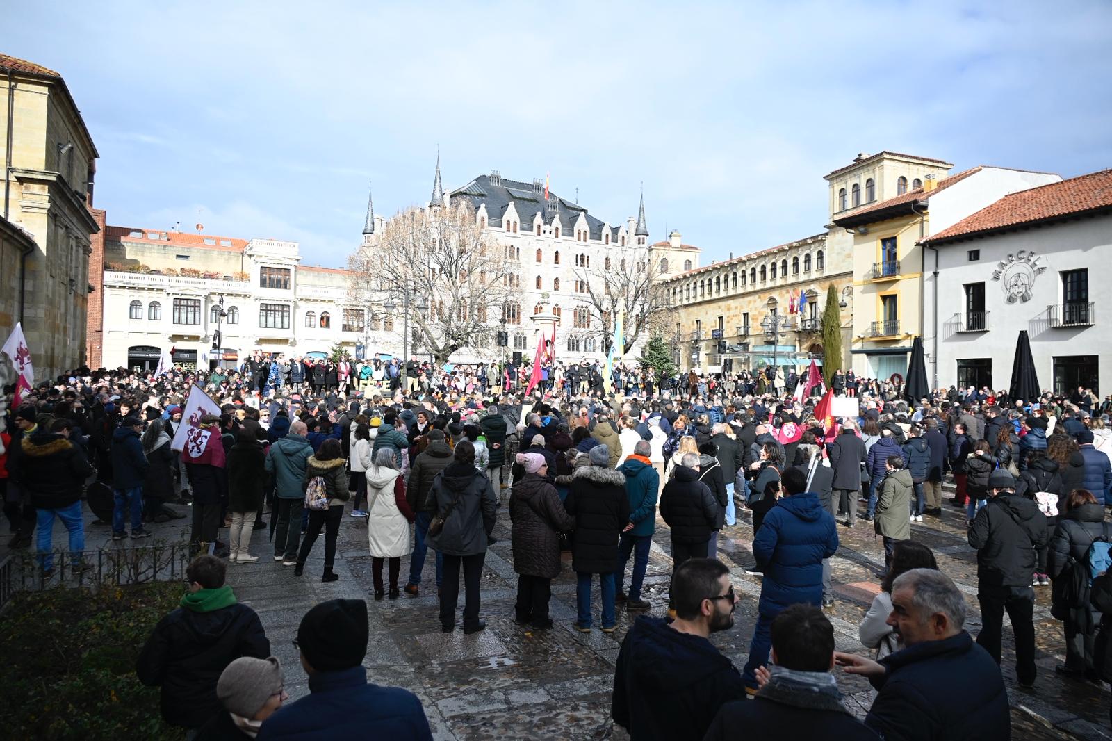 León clama contra la humillación de enterrar para siempre las vías de Feve | SAÚL ARÉN