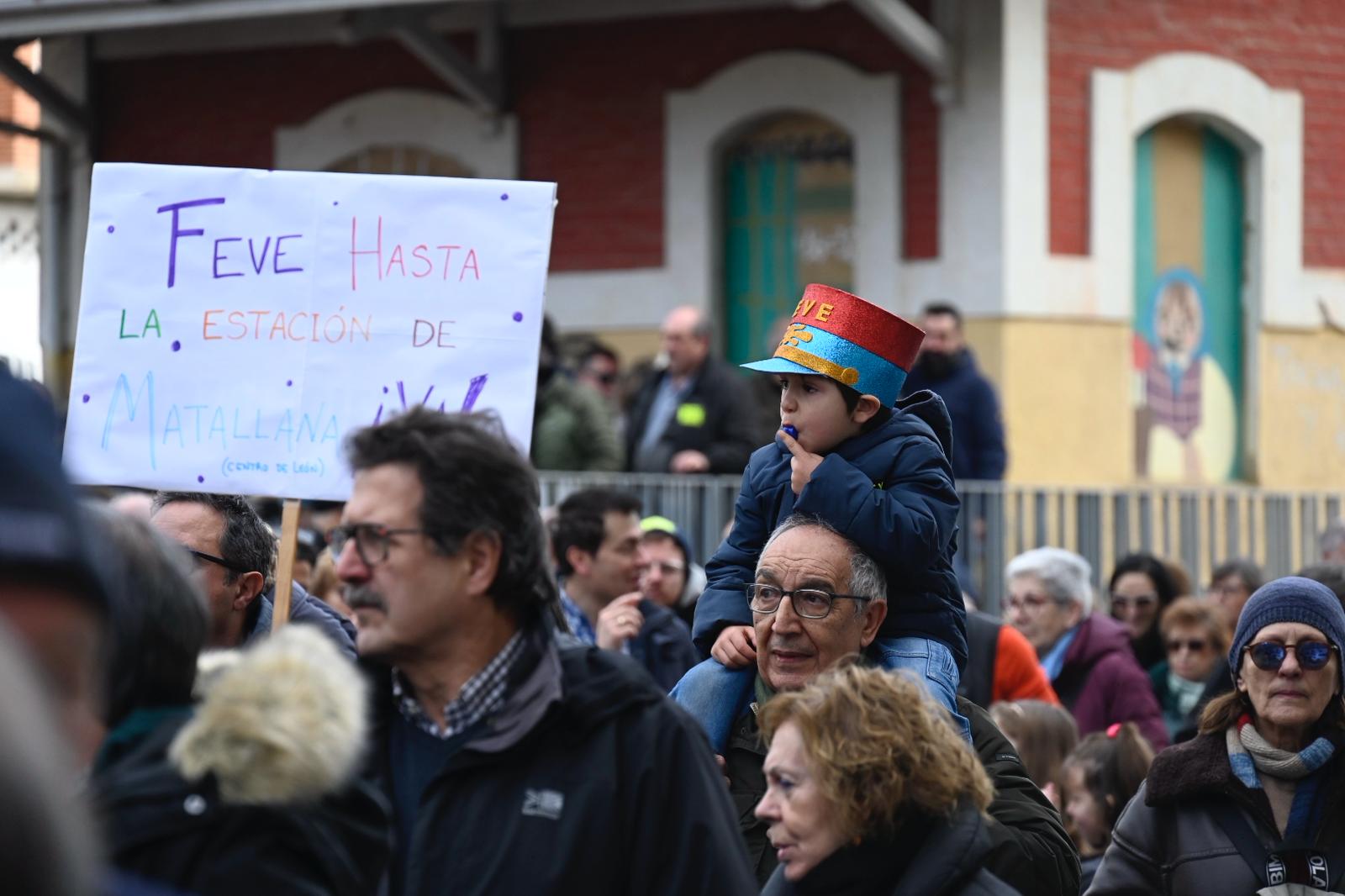 León clama contra la humillación de enterrar para siempre las vías de Feve | SAÚL ARÉN