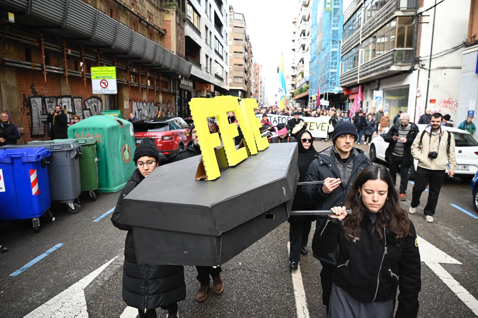 León clama contra la humillación de enterrar para siempre las vías de Feve | SAÚL ARÉN