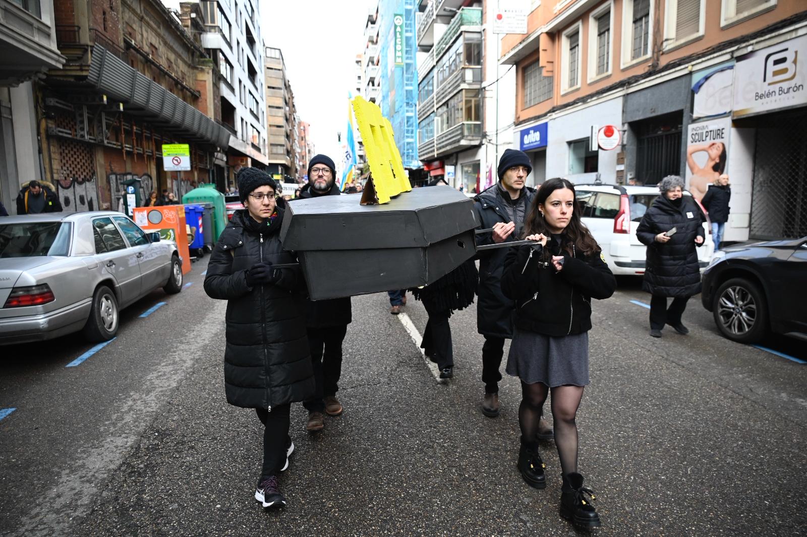 León clama contra la humillación de enterrar para siempre las vías de Feve | SAÚL ARÉN