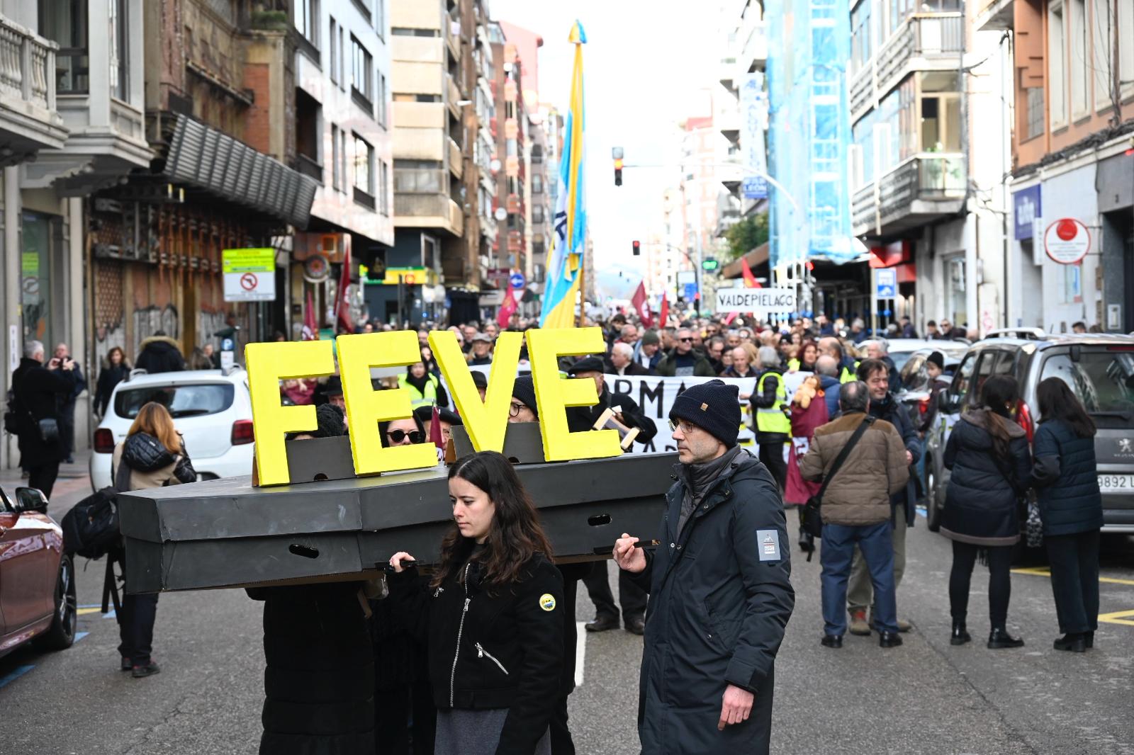 León clama contra la humillación de enterrar para siempre las vías de Feve | SAÚL ARÉN