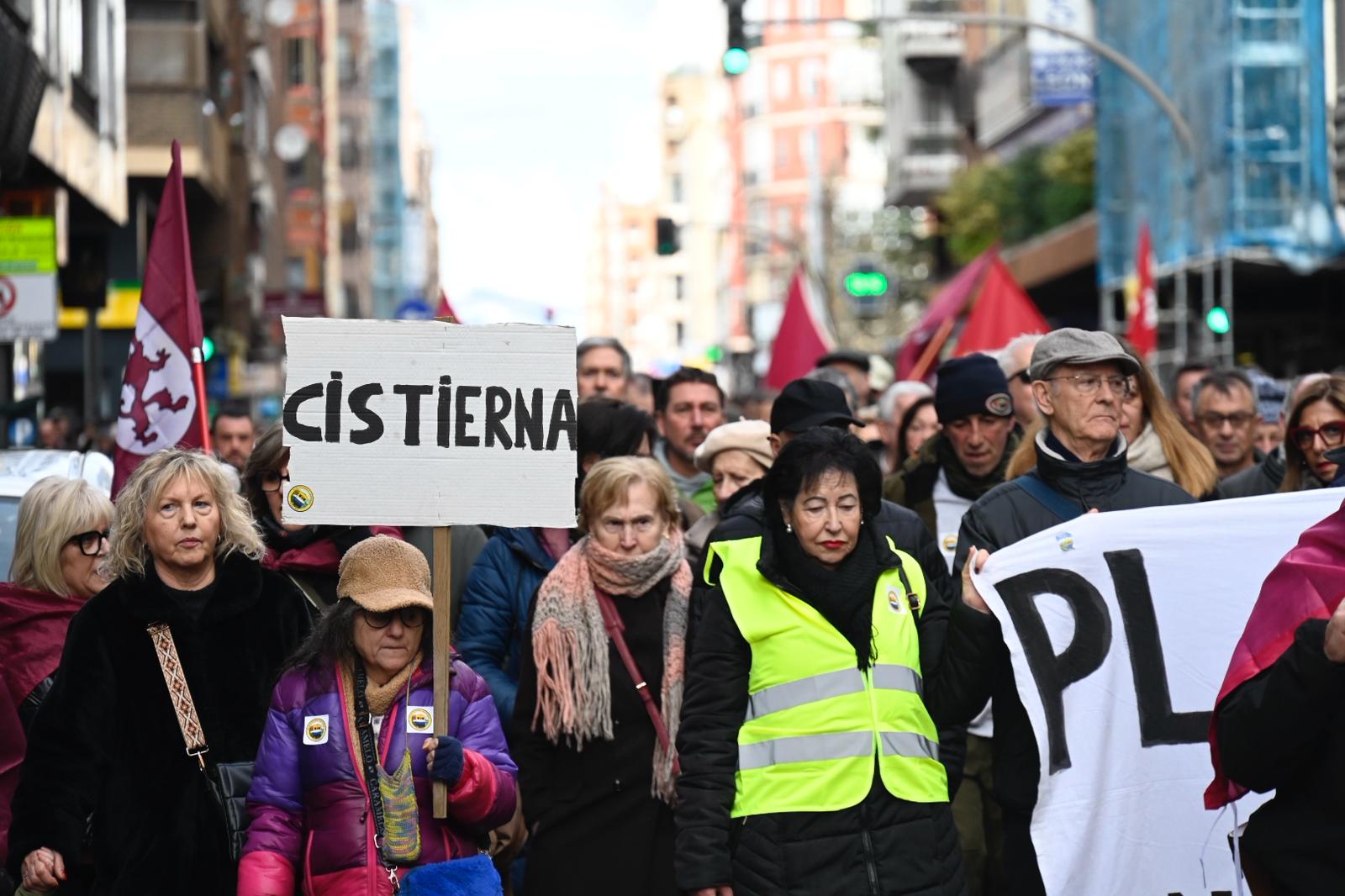 León clama contra la humillación de enterrar para siempre las vías de Feve | SAÚL ARÉN