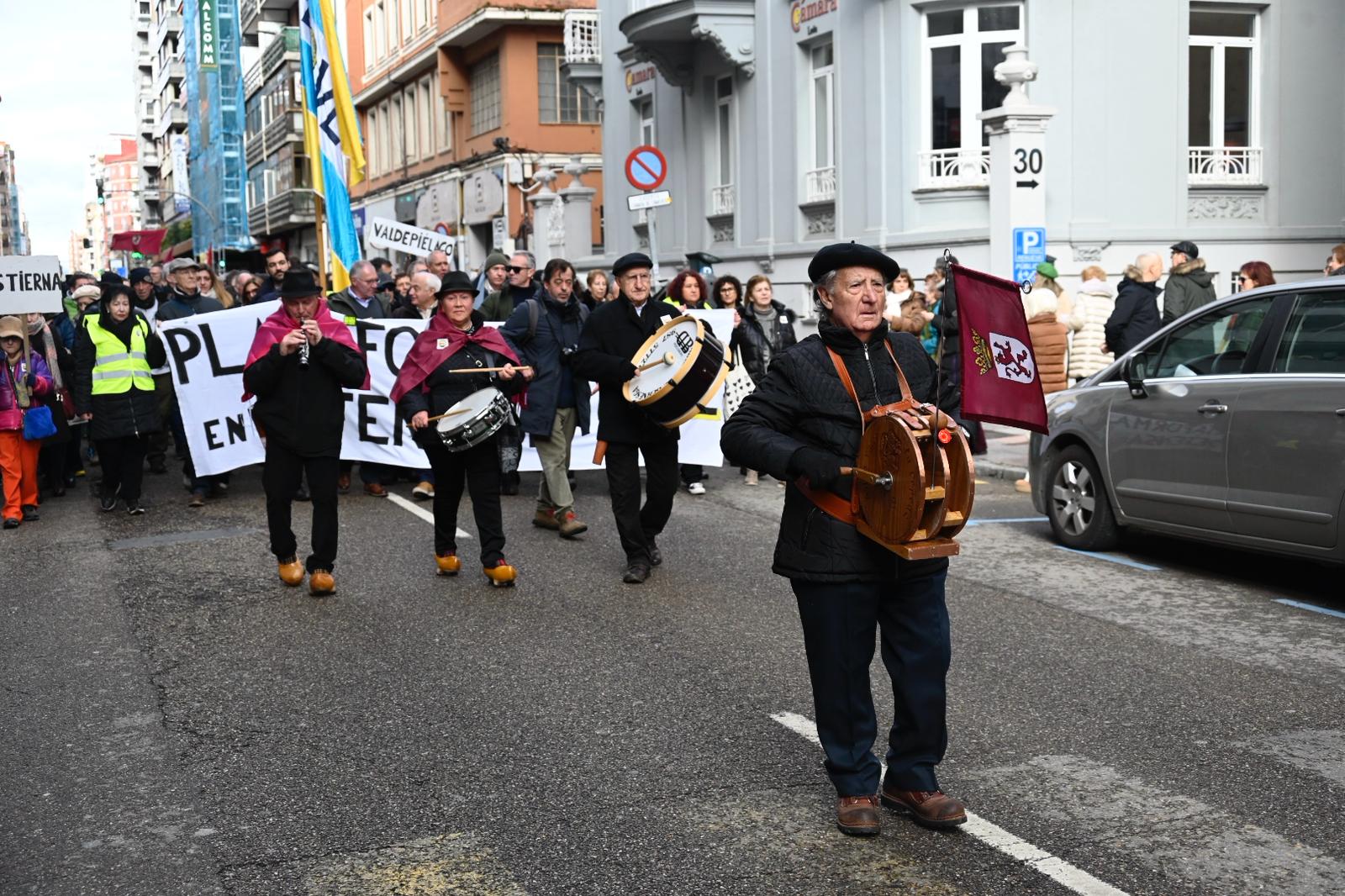 León clama contra la humillación de enterrar para siempre las vías de Feve | SAÚL ARÉN