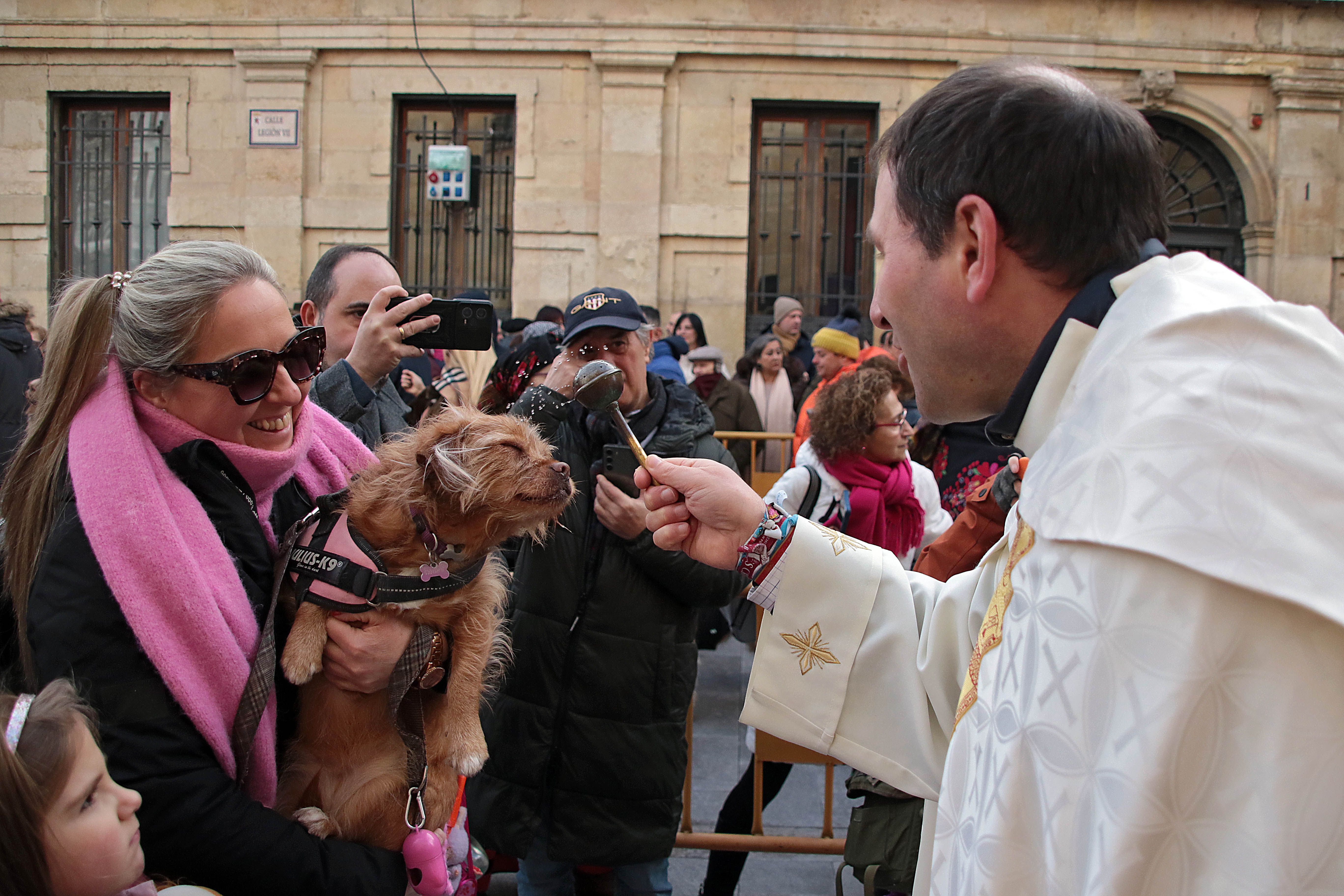 San Antón reúne a decenas de mascotas en León para la tradicional bendición de animales | PEIO GARCÍA (Ical)