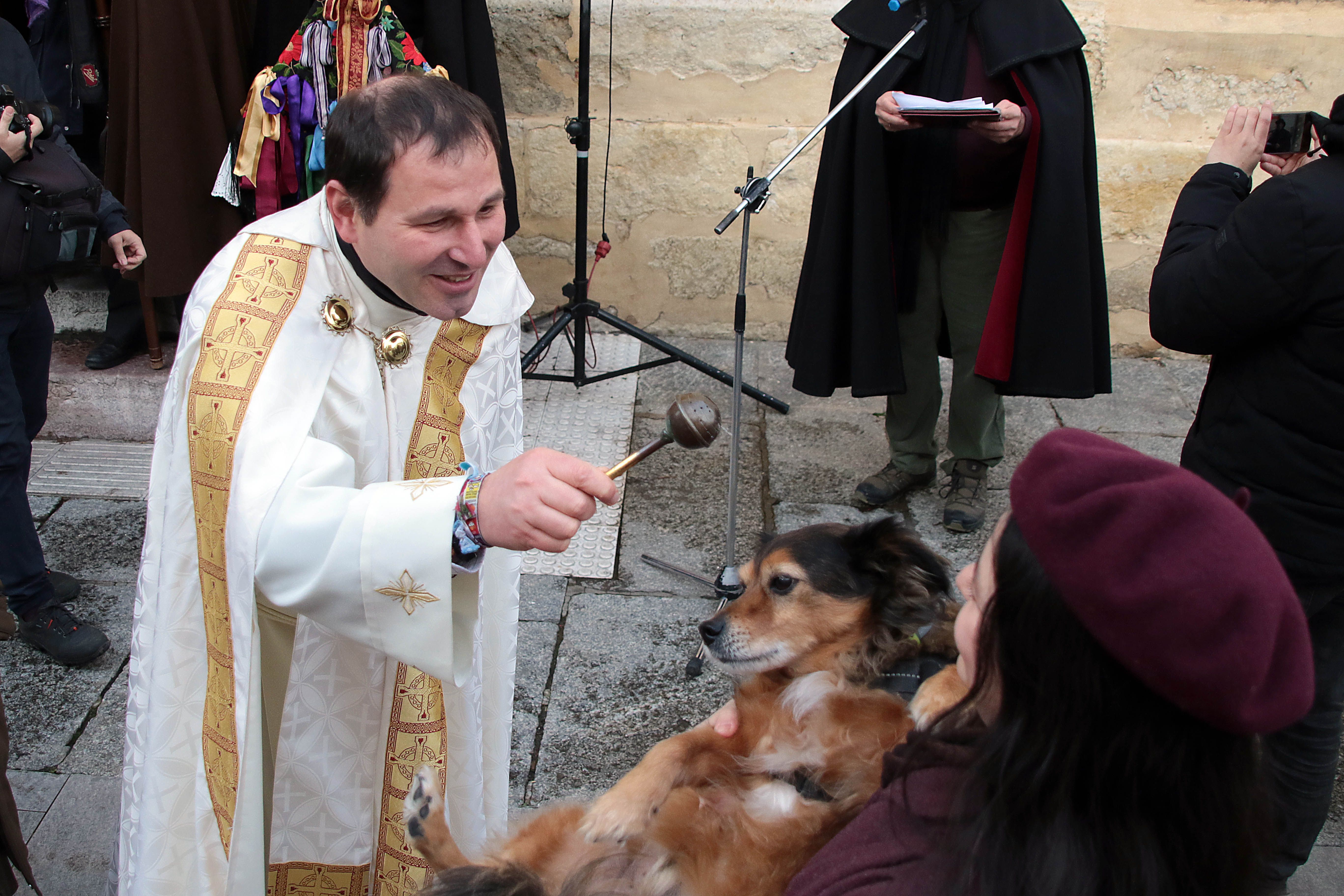 San Antón reúne a decenas de mascotas en León para la tradicional bendición de animales | PEIO GARCÍA (Ical)