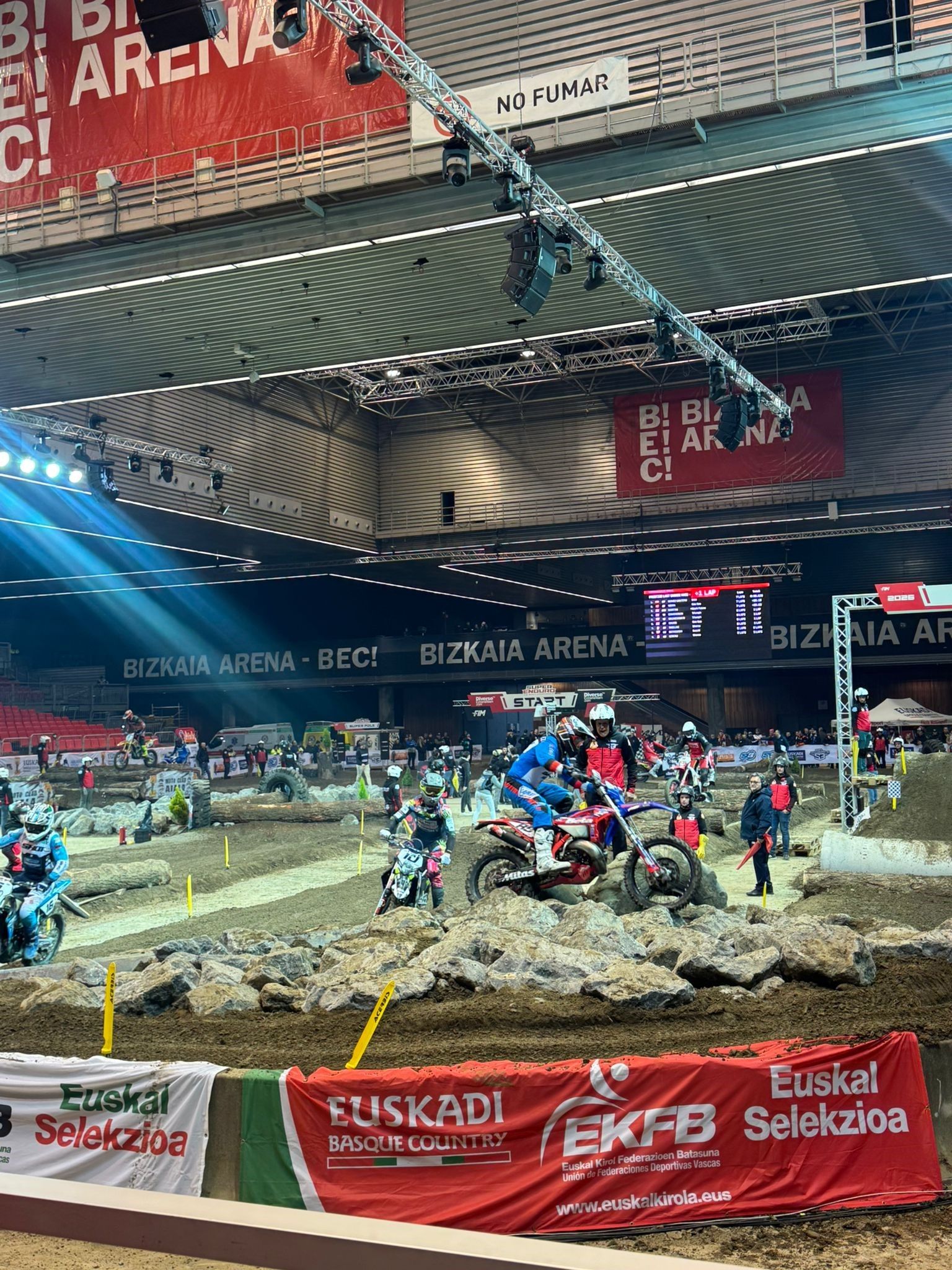 La prueba de Bilbao volvió a confirmar el creciente interés del SuperEnduro en España y dejó una imagen de espectáculo, emoción y deporte de máximo nivel. | L.N.C.