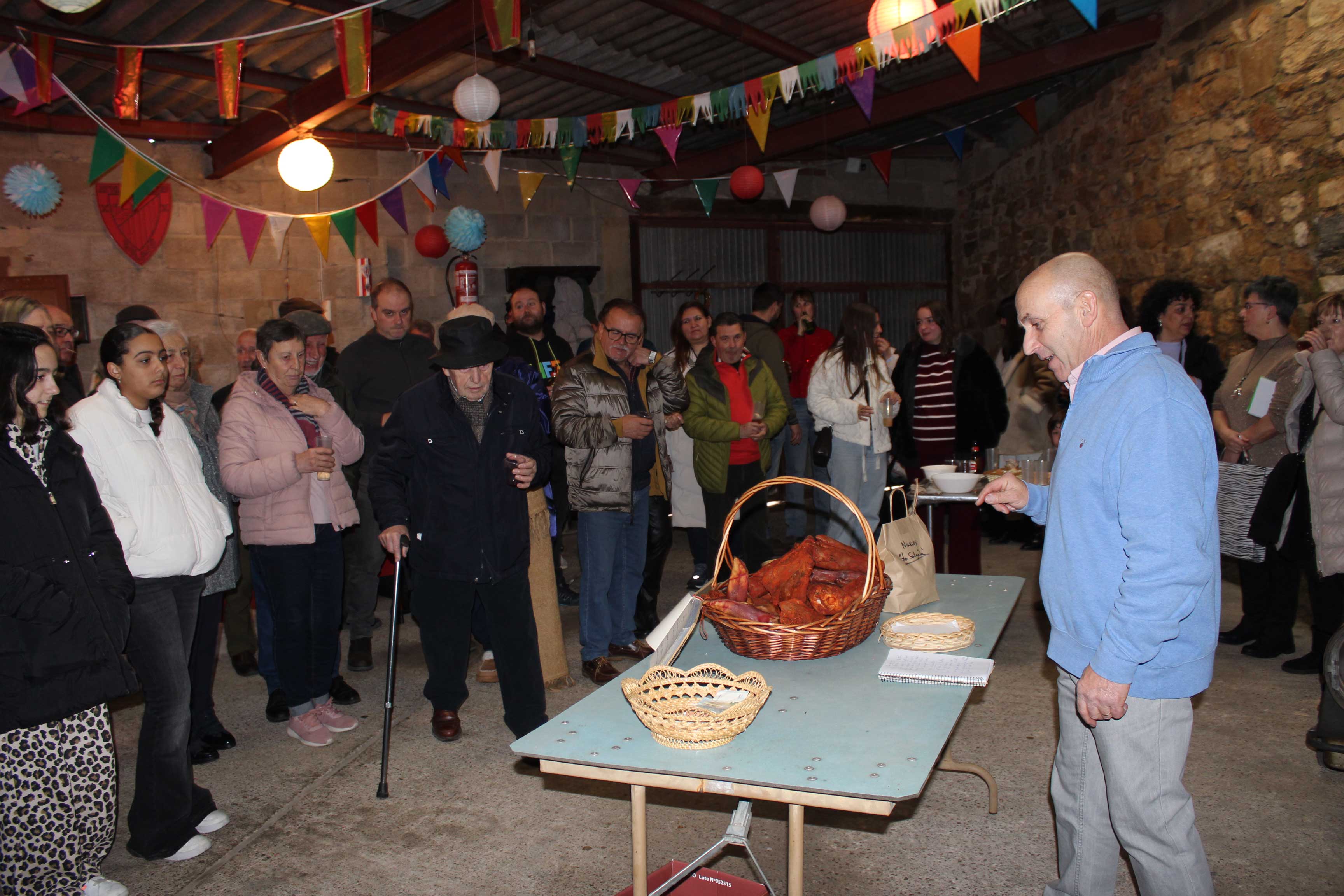En el descanso de la puja, que comenzaría con un precio de 35 euros, el subastador amenizó la velada con un canto poético en honor al Santo. | ALFREDO HURTADO