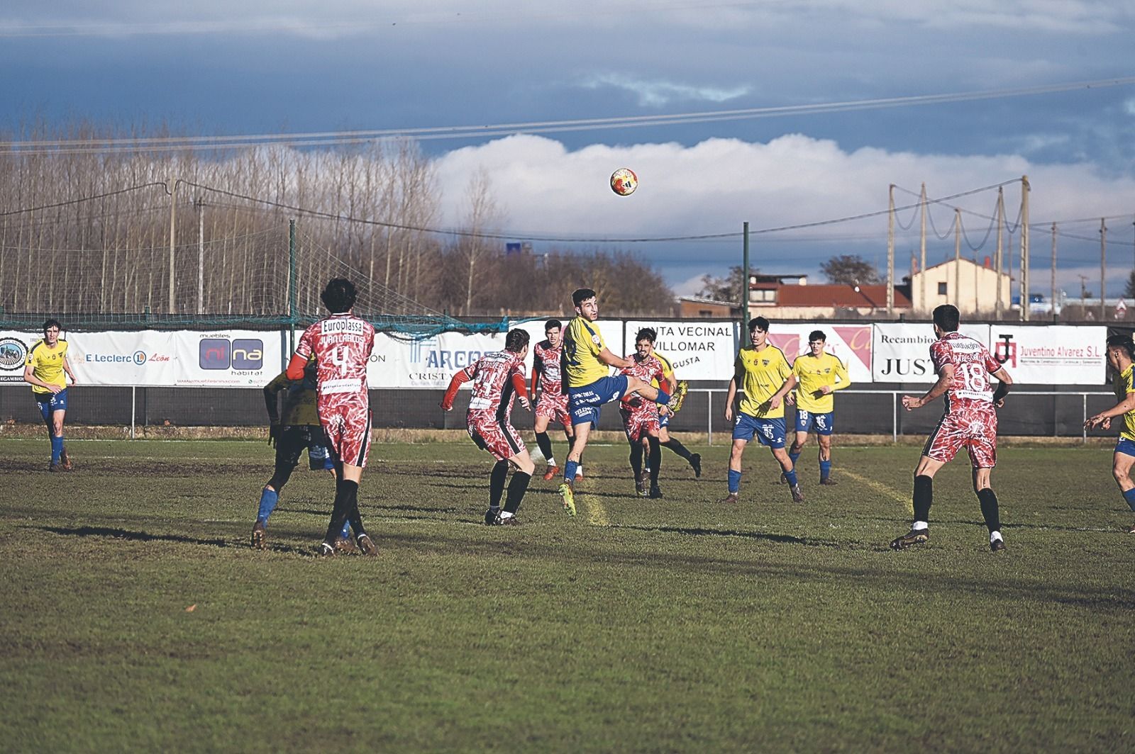 El Mansillés se llevó un gran triunfo en casa ante el Guijuelo con un doblete de Mario Blanco. SAÚL ARÉN