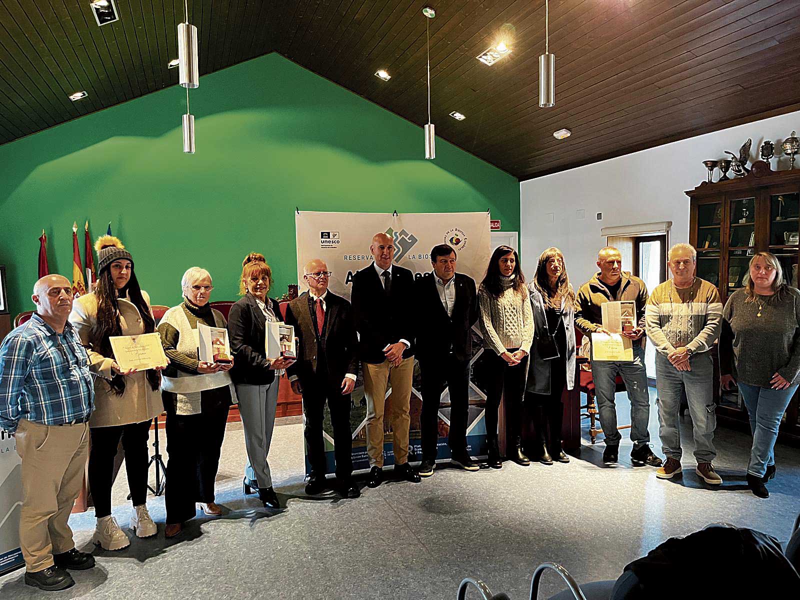 En la imagen, fotografía de familia tras la entrega de premios del I Concurso de Ramo Leonésde La Pola de Gordón. | L.N.C.