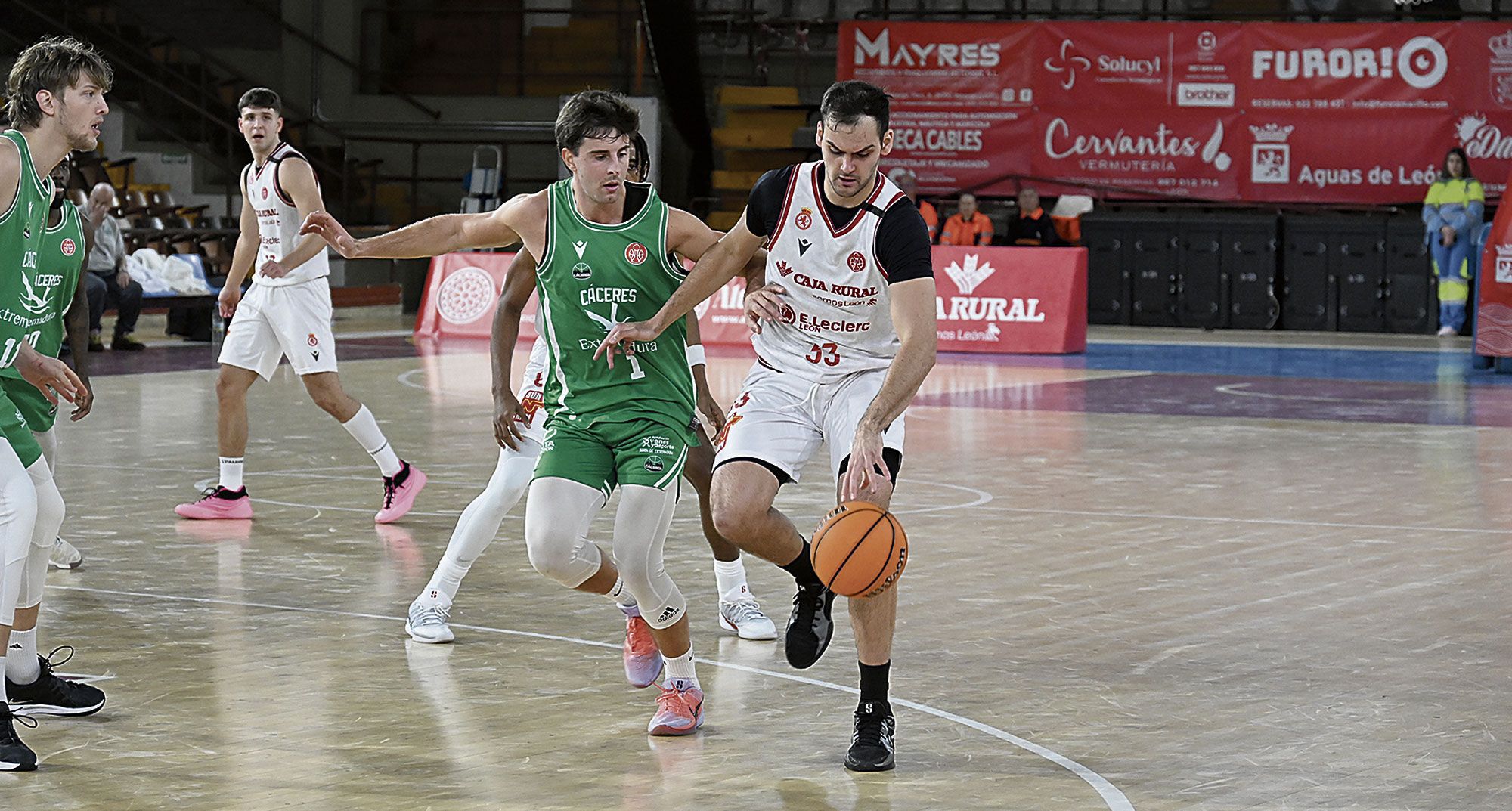Rodrigo Llamas sube el balón ante la defensa del Cáceres. SAÚL ARÉN