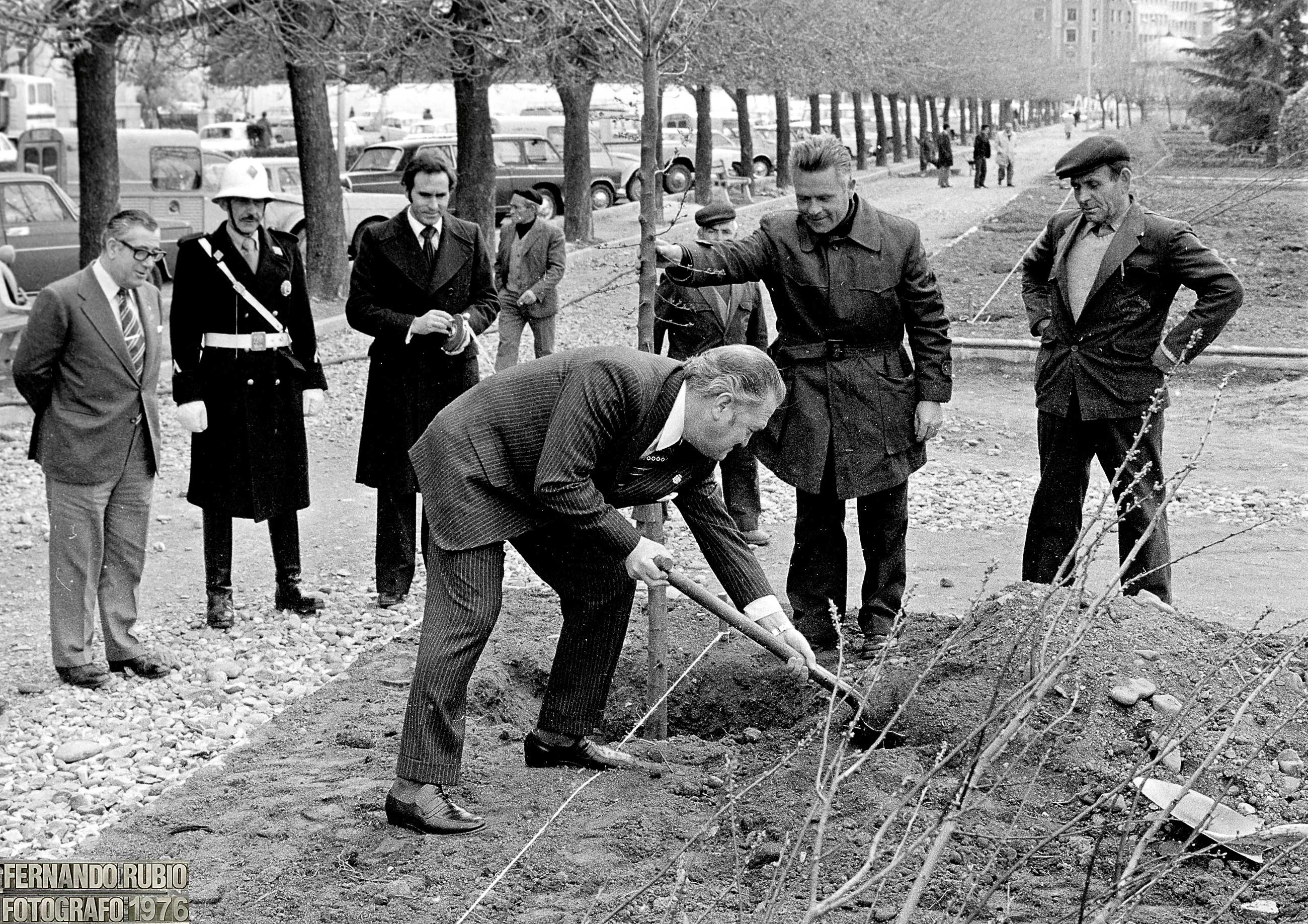 Las autoridades de la época, el alcalde Óscar Rodríguez Cardet y el teniente alcalde, quisieron dar ejemplo al plantar los primeros árboles. | FERNANDO RUBIO