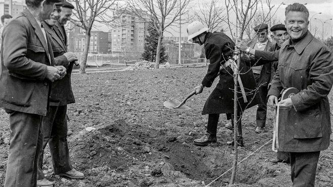 Periodistas, fotógrafos y hasta un municipal tiraron de pala. | FERNANDO RUBIO