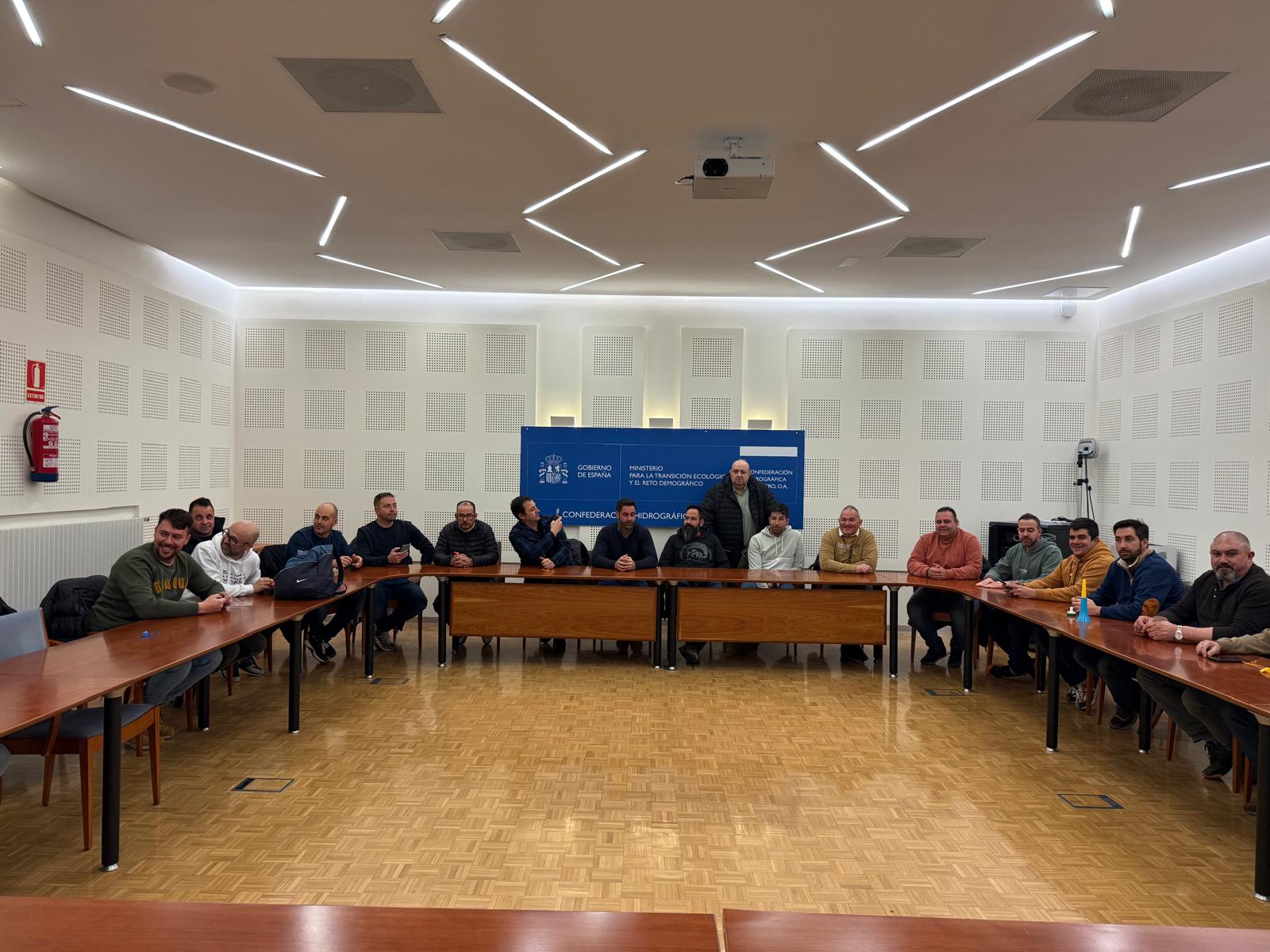 Grupo de 25 agricultores que se encuentra encerrado en el interior de la sede de CHD. | L.N.C.