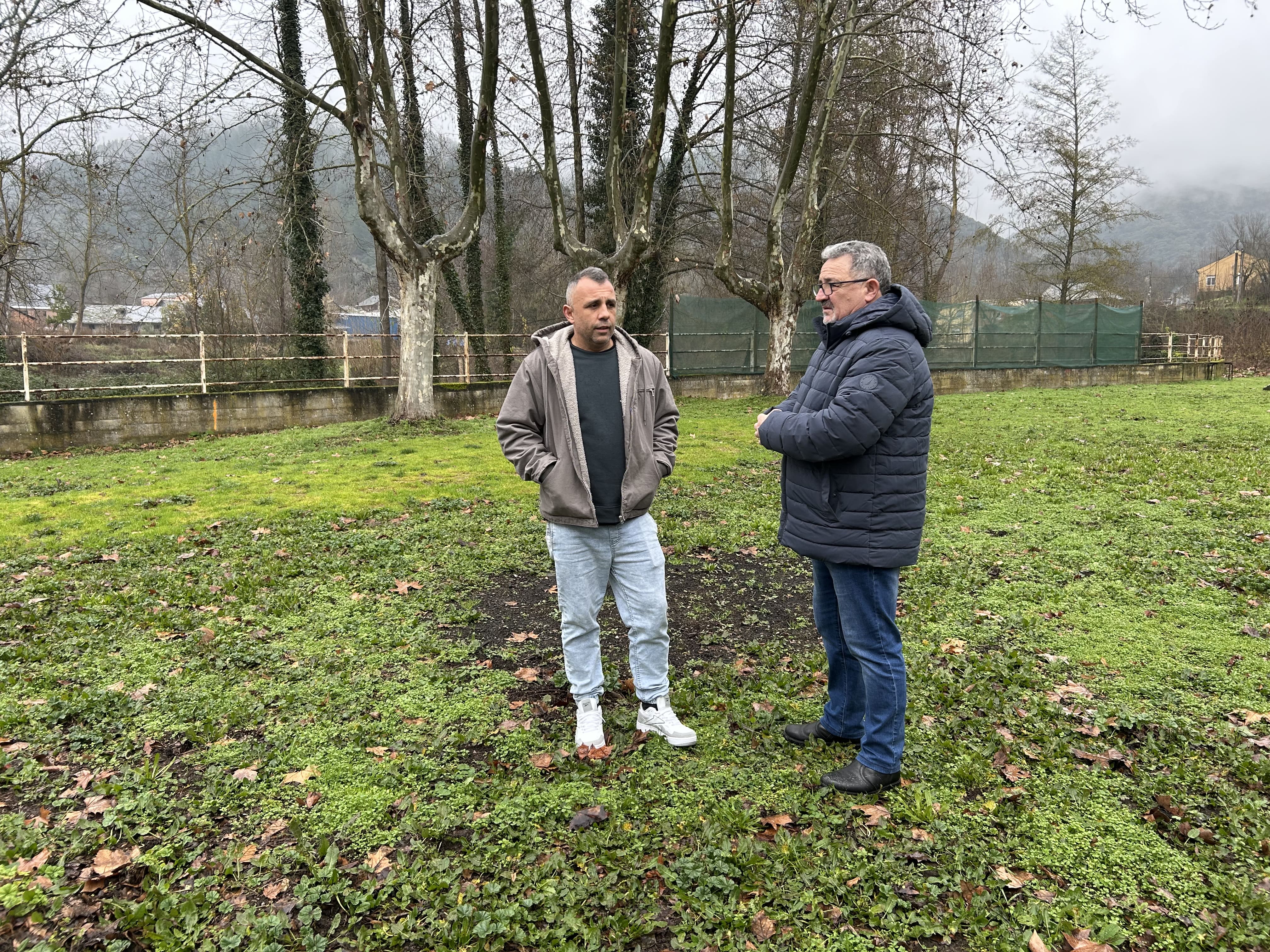 Reunión entre Carlos Fernández (derecha) y Tito Macías (izquierda) en Toral de Merayo.