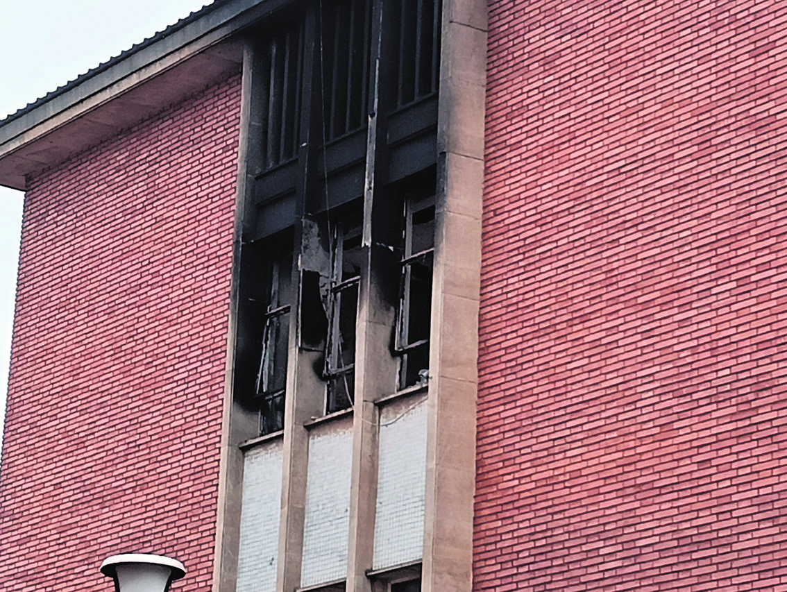 Además del incendio que se ha producido el abandono y la suciedad del antiguo laboratorio agropecuario es una evidencia. | L.N.C.