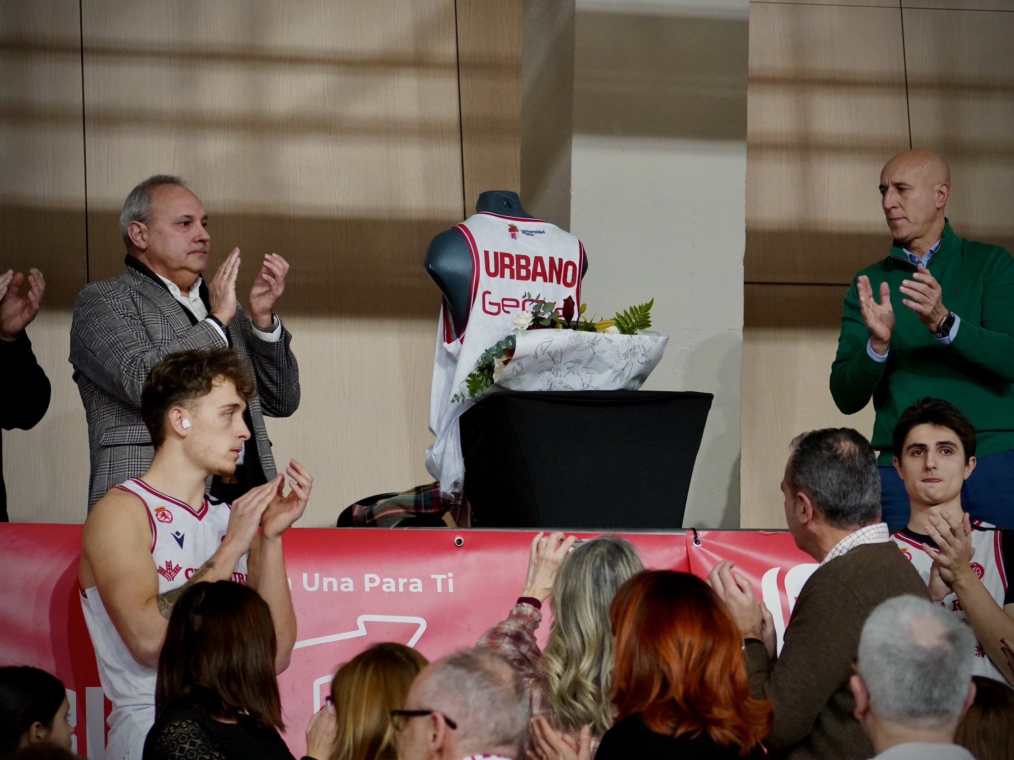 Imagen de la camiseta de Urbano con el ramo en el palco. | CULTUBALONCESTO Imagen de la camiseta de Urbano con el ramo en el palco. | CULTUBALONCESTO