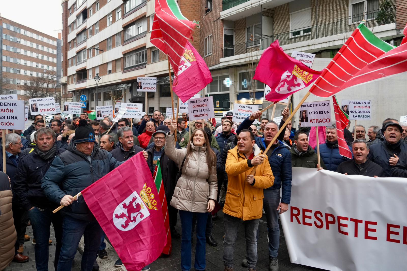 Cerca de 300 regantes a las puertas de la CHD en Valladolid este lunes. | RUBÉN ORTEGA (ABC)