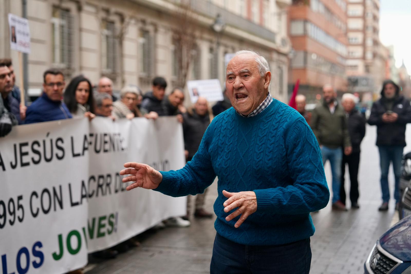 El presidente de la junta de gobierno de la comunidad, Herminio Medina, durante la protesta. | RUBÉN ORTEGA (ABC)