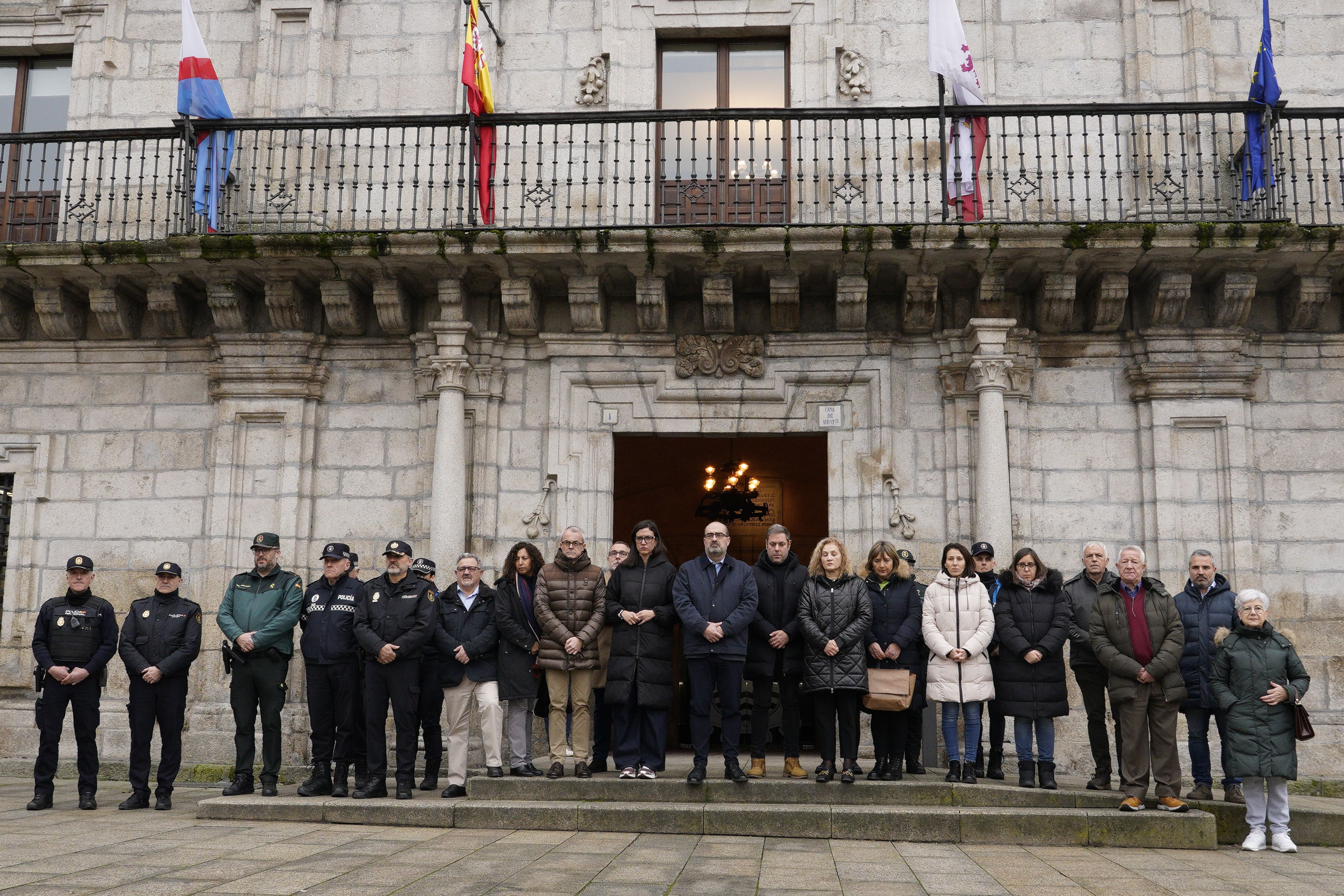 Minuto de silencio en el Ayuntamiento de Ponferrada. | CÉSAR SÁNCHEZ (ICAL)