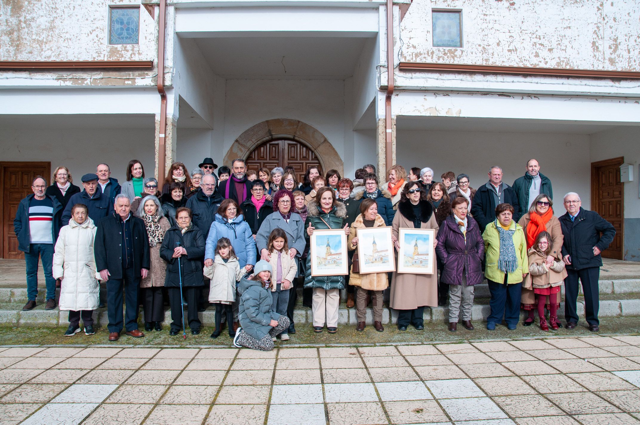 Foto de familia a la puerta de la iglesia tras el homenaje realizado. | L.N.C.