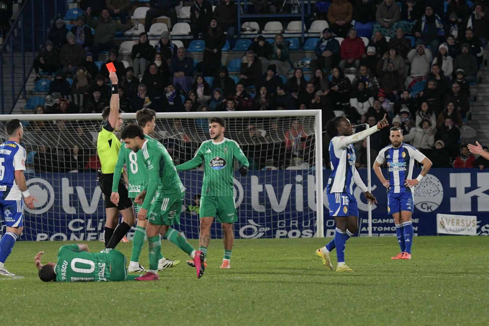 Frimpong vio la roja, con polémica, ante el Racing de Ferrol y se suma a los sancionados Andújar y Undabarrena. ENRIQUE RAMÓN