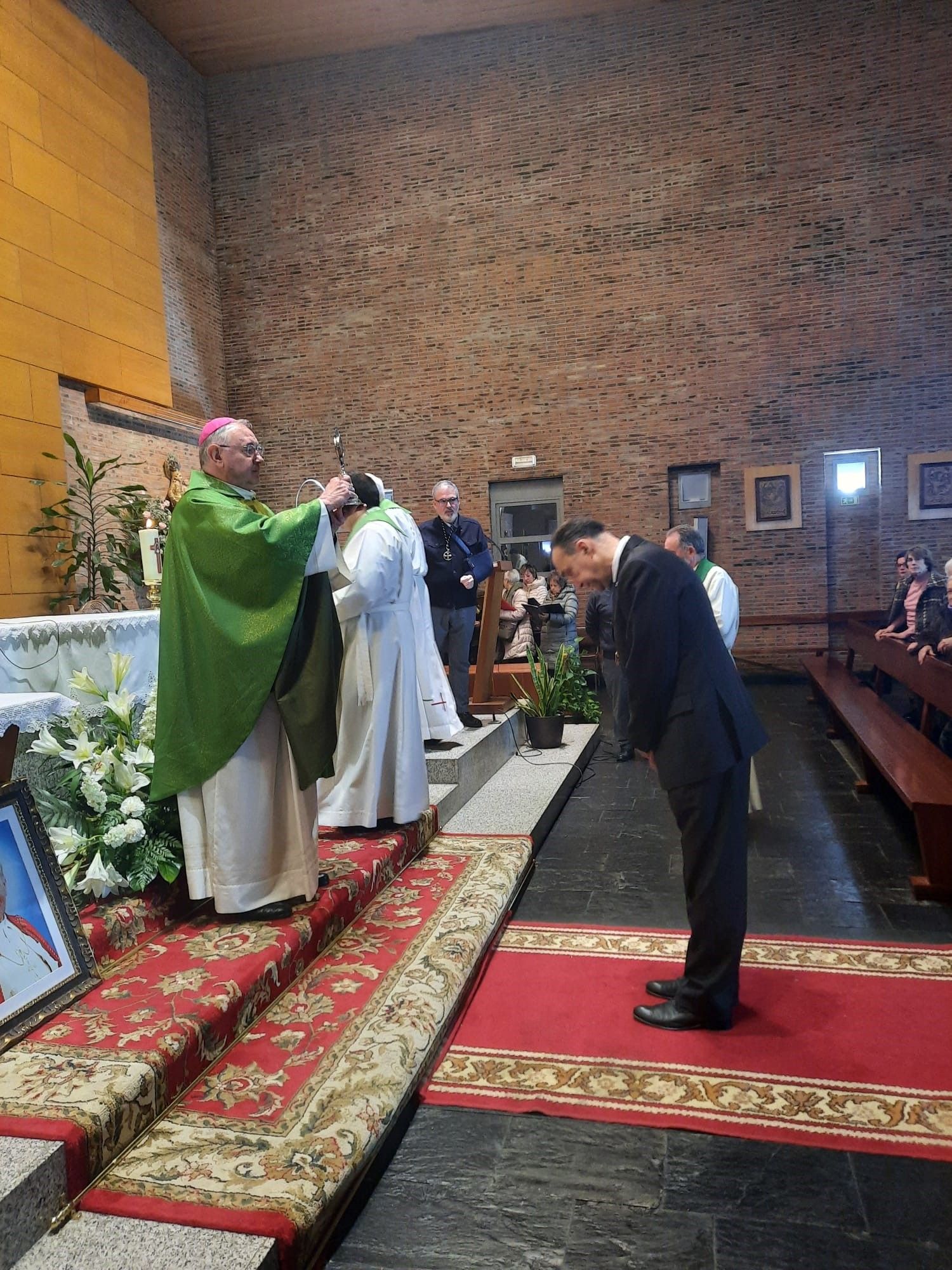 Un instante de la colocación en su altar de la  reliquia de primer grado de San Juan Pablo II en León. | L.N.C.
