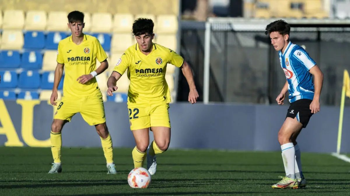 Víctor Moreno conduce el balón durante un encuentro con el Villarreal. | VILLARREAL