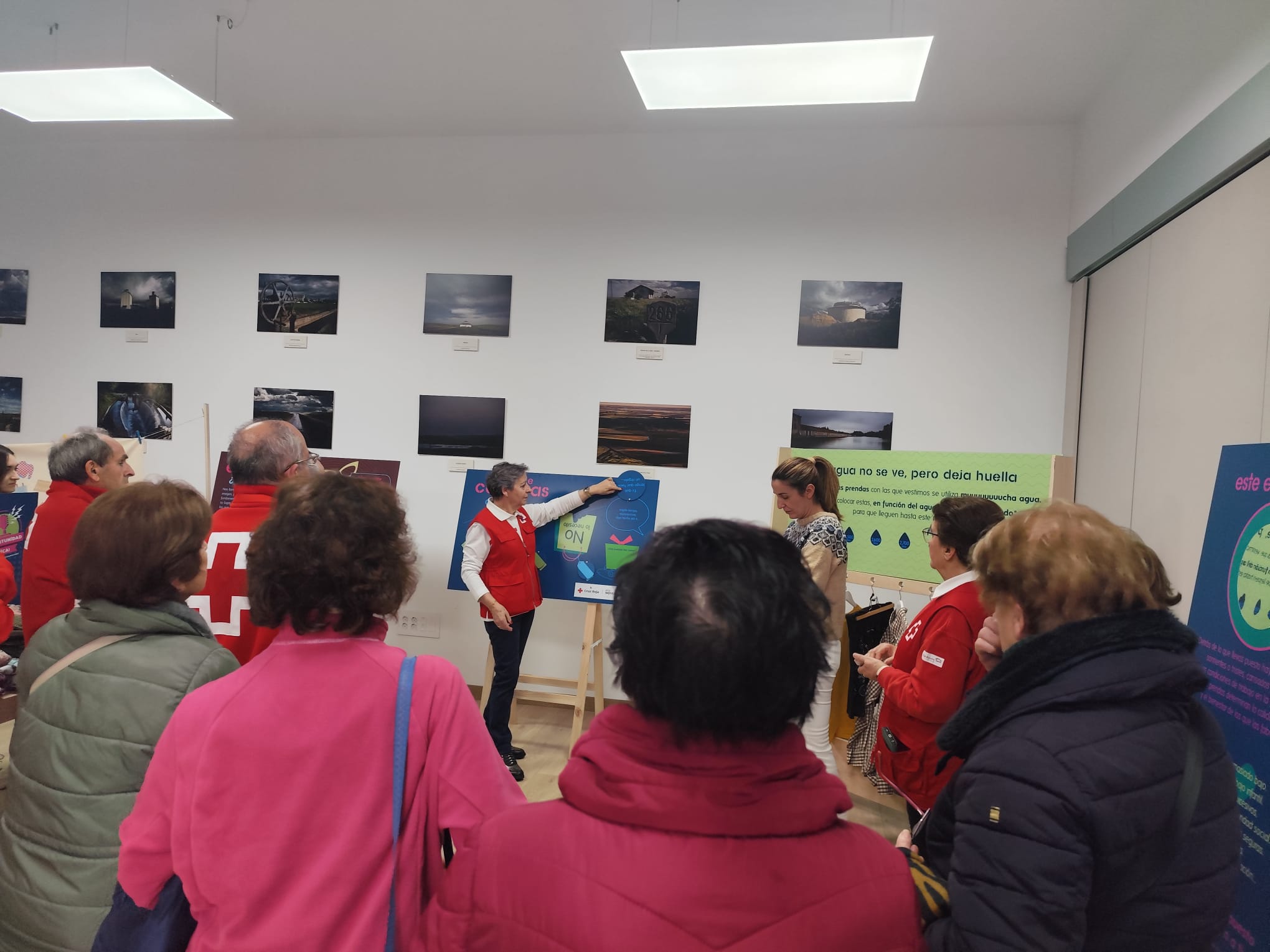 Un instante de la inauguración de la exposición 'Mucha Tela' organizada por Cruz Roja en Sahagún. | L.N.C.