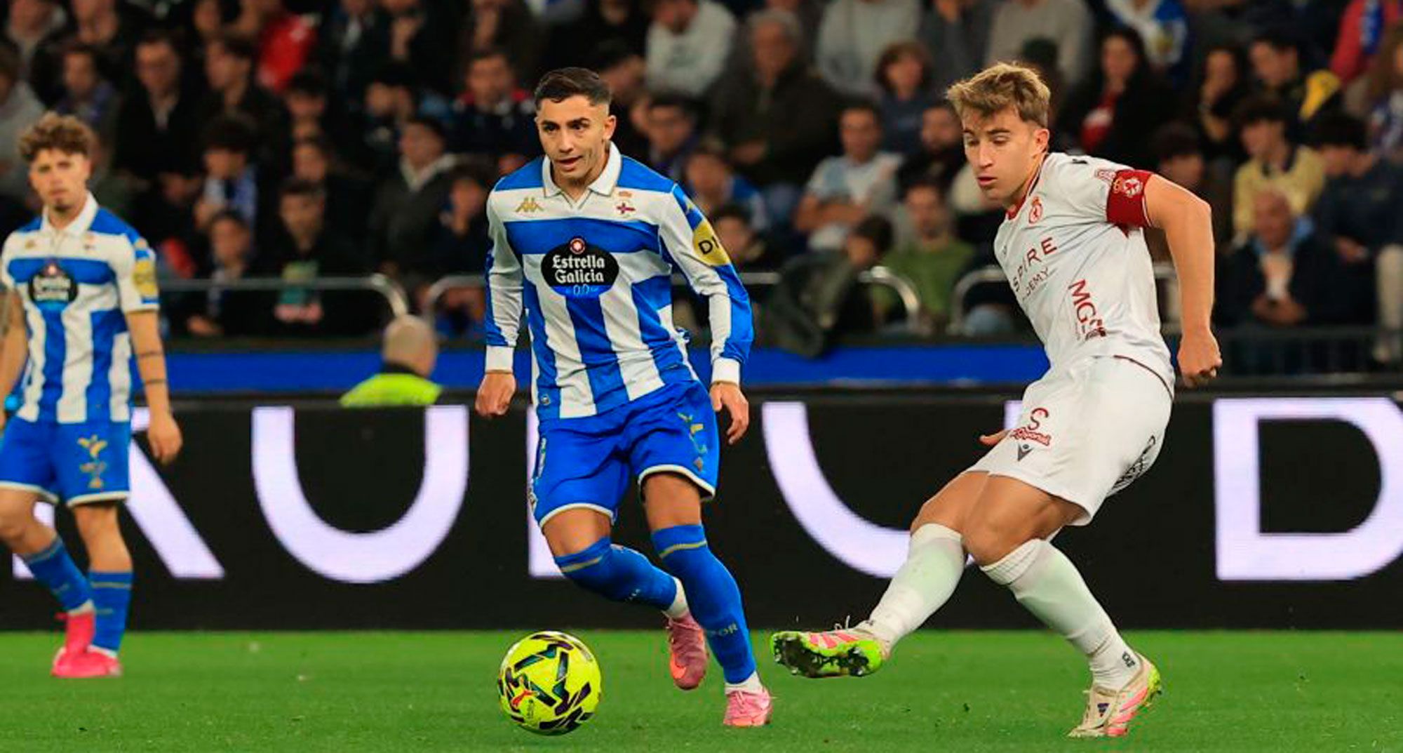 Rodri da un pase durante el encuentro de la Cultural y el Deportivo en Riazor. | LALIGA