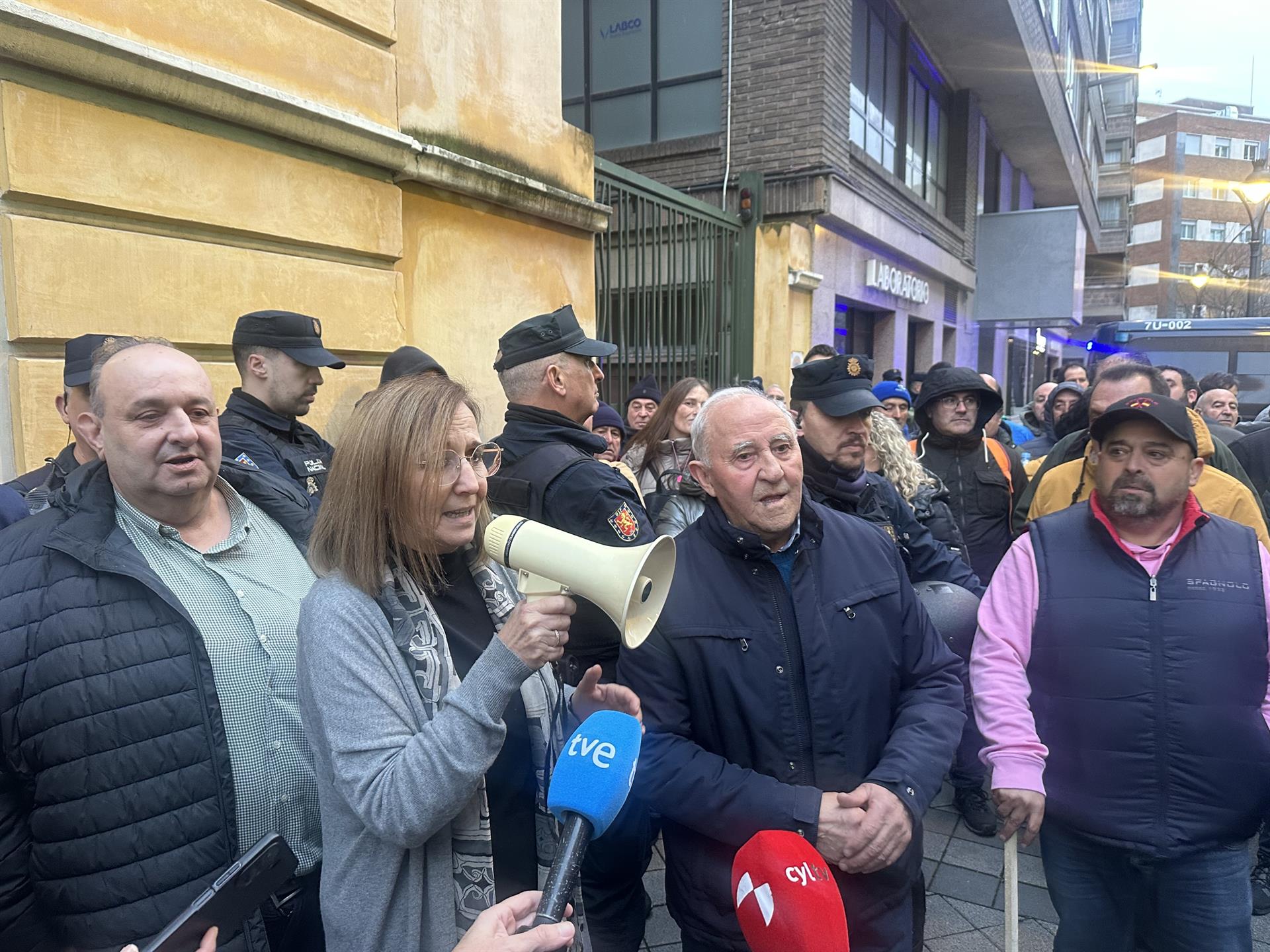 La presidenta de la CHD, María Jesús Lafuente, dirigiéndose a los agricultores en la calle tras la reunión. | EUROPA PRESS