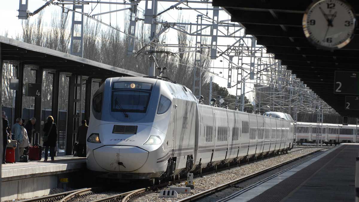Trenes como este de Renfe contarán con publicidad de León para la promoción turística. | MAURICIO PEÑA