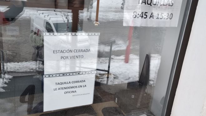 Imagen del cartel que informa del cierre de Pajares por viento