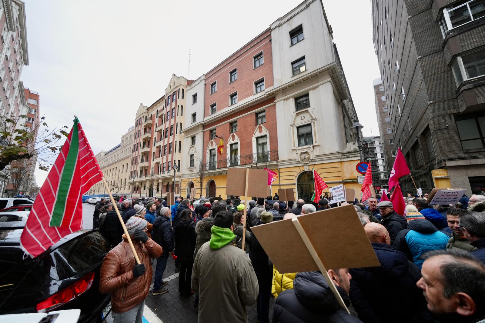Protesta de este pasado lunes de los regantes del Páramo Bajo frente a la CHD. | RUBÉN ORTEGA (ABC)