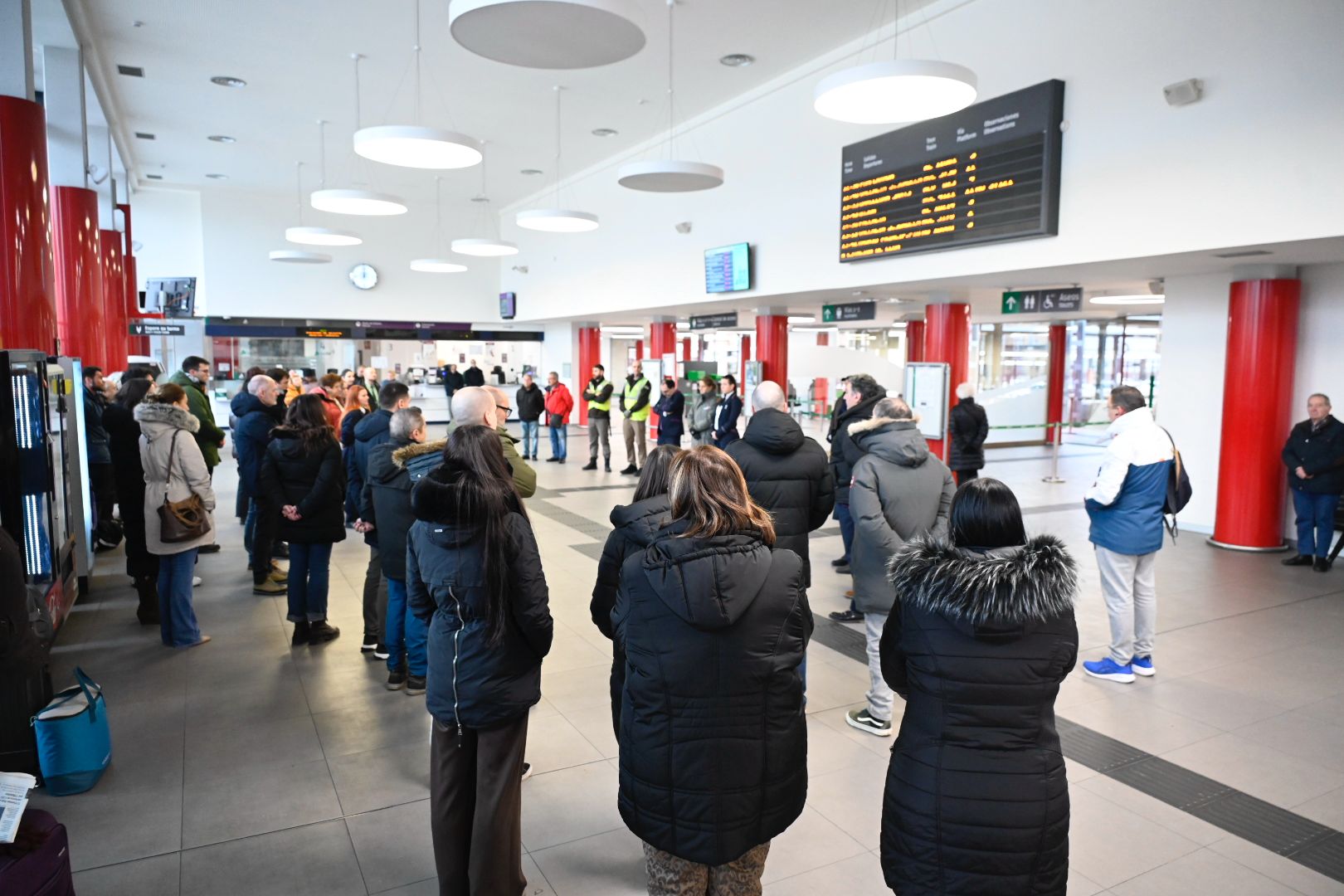Un instante de los cinco minutos de silencio que se han guardado en la estación de León. | SAÚL ARÉN