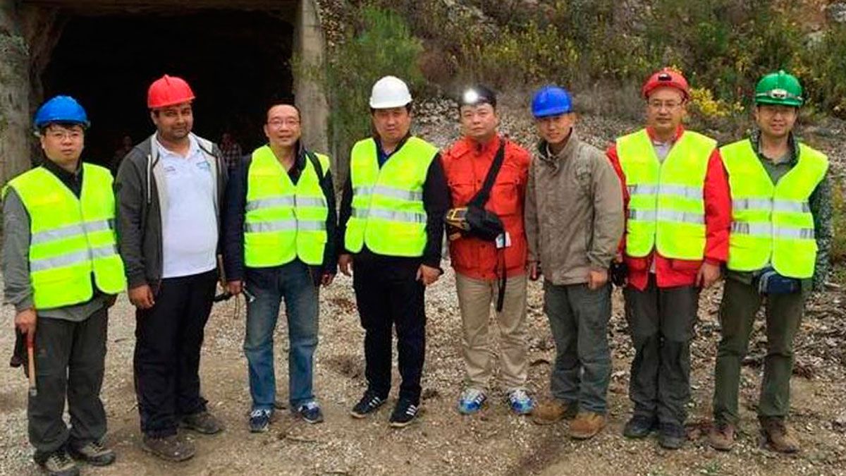 Zona de explotación de las minas de Sobrado, que el alcalde busca que vuelva a la vida, con mimebros de la empresa interesada. | ICAL