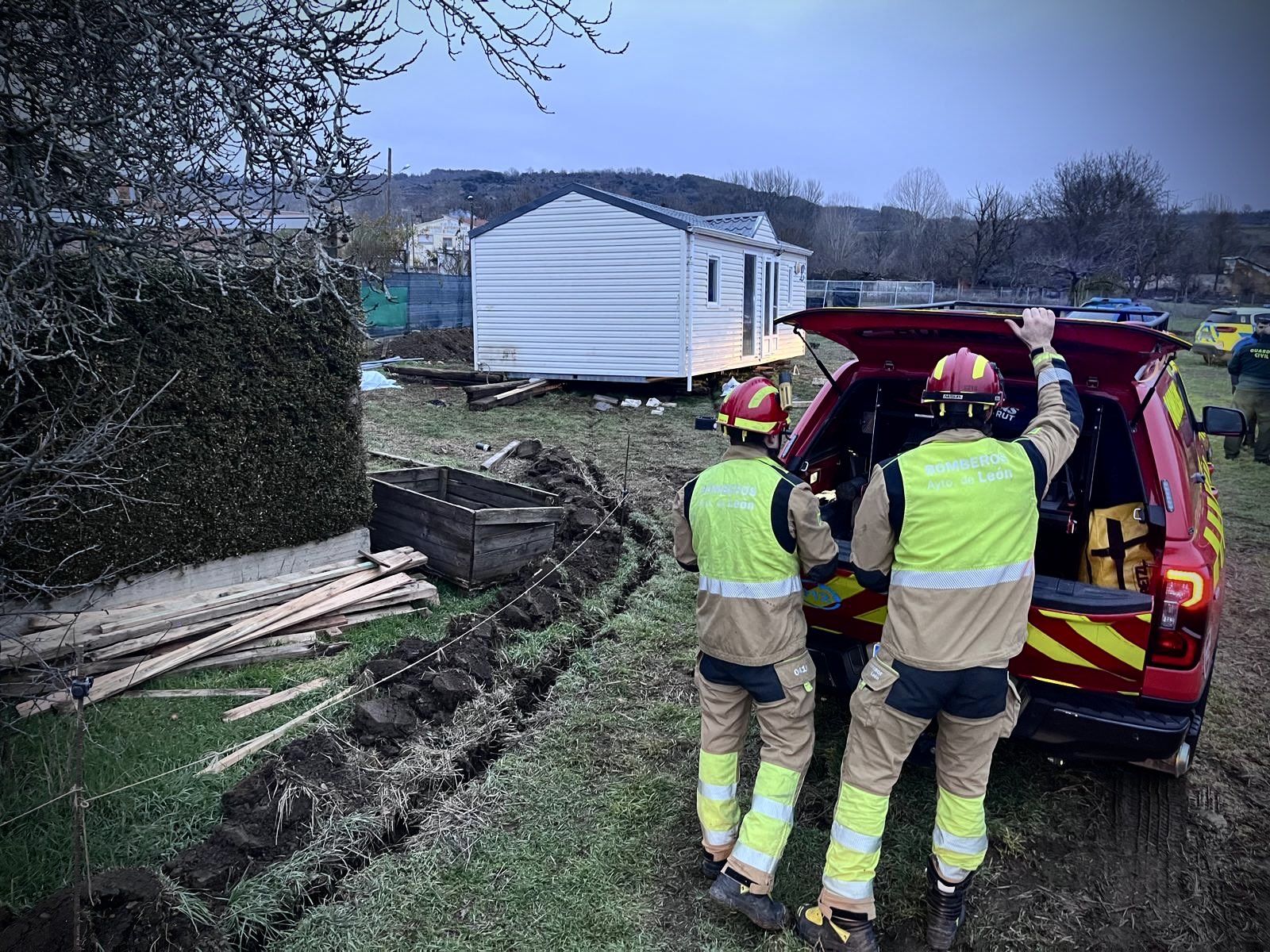 Bomberos de León trabajando en el lugar del hundimiento de una casa prefabricada en Villanueva del Árbol | BOMBEROS DE LEÓN