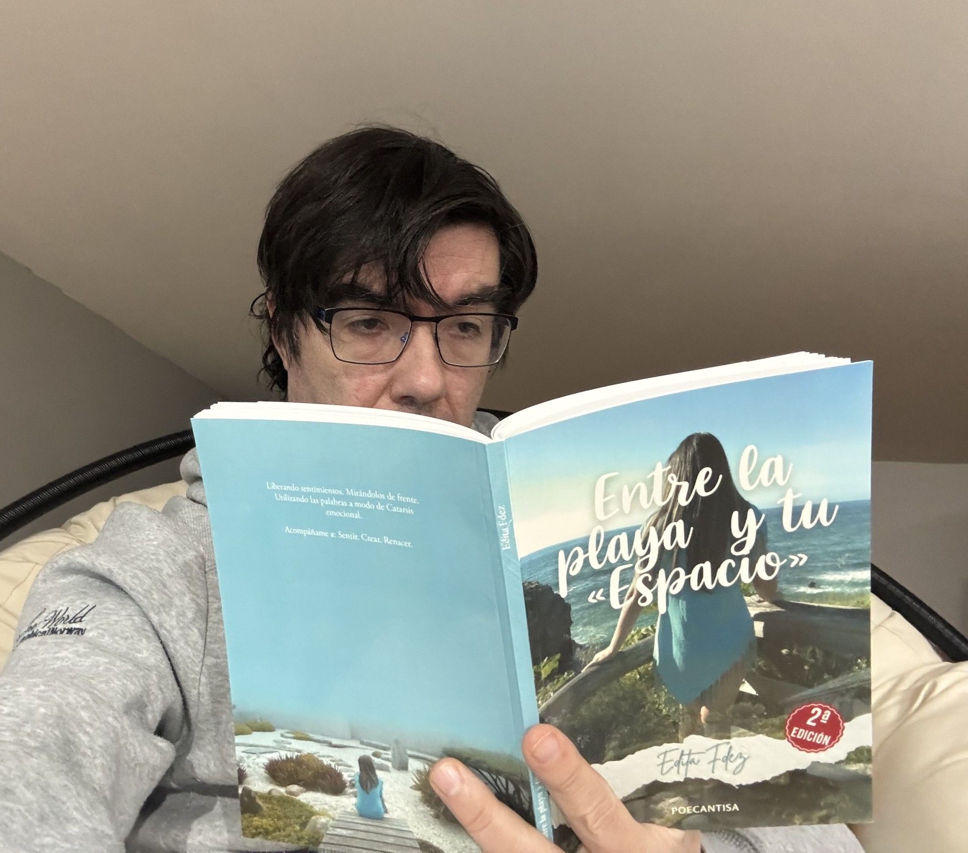 Ruy con el libro de Edita entre las manos.