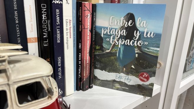 Portada del libro protagonista en la estantería de Ruy. 