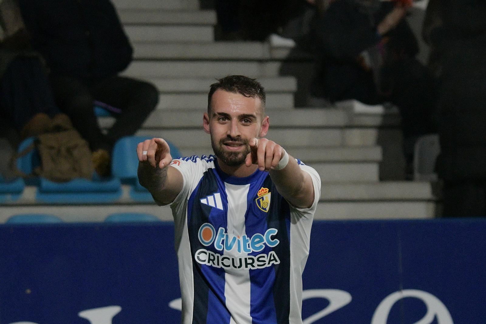 Cortés celebrando su primer tanto en El Toralín esta temporada. ENRIQUE RAMÓN Cortés celebrando su primer tanto en El Toralín esta temporada. ENRIQUE RAMÓN
