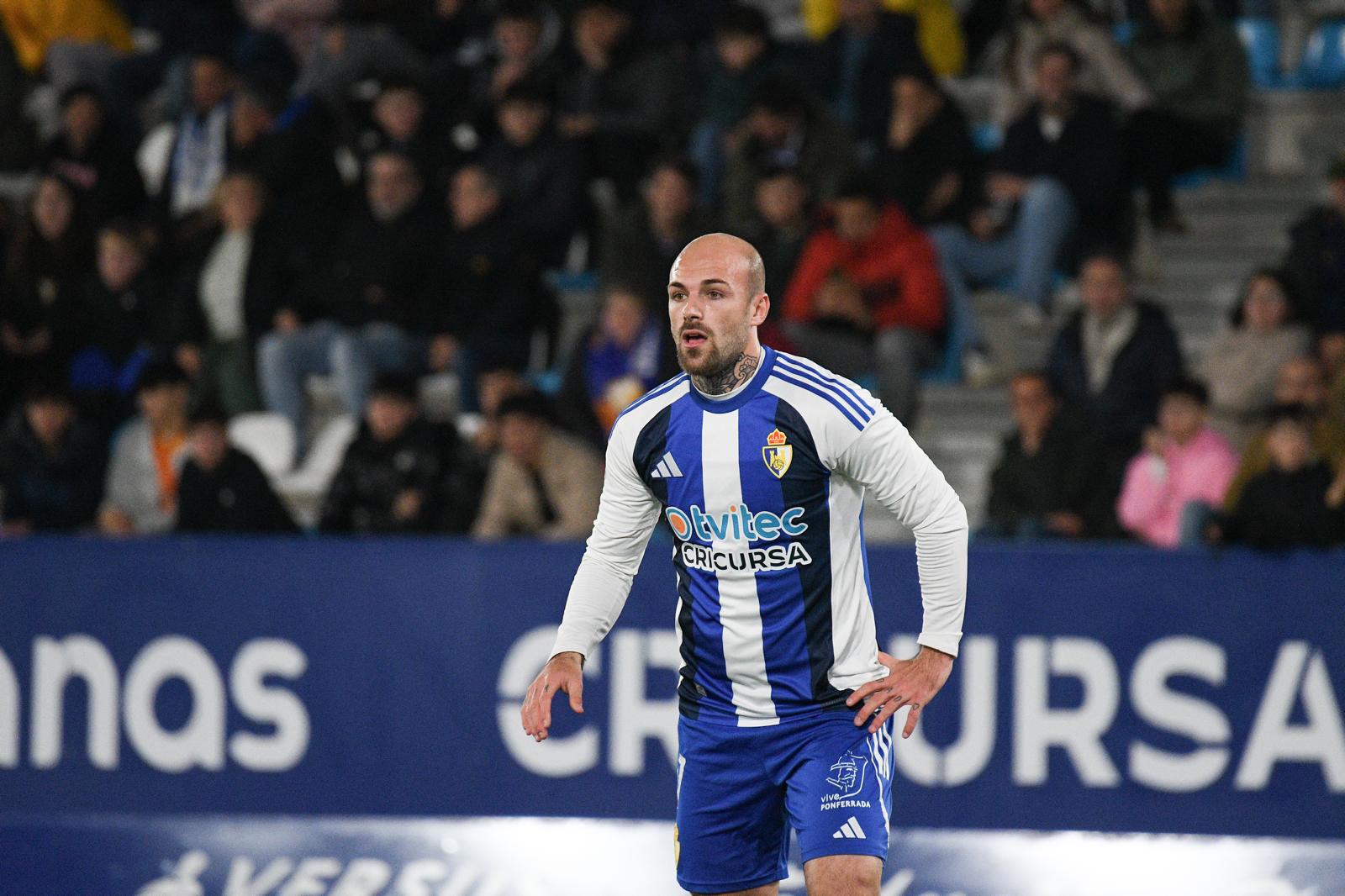 Sergio Benito está dispuesto a salir de la Ponferradina en este mercado, pero la propuesta todavía no convence al club berciano. QUINITO