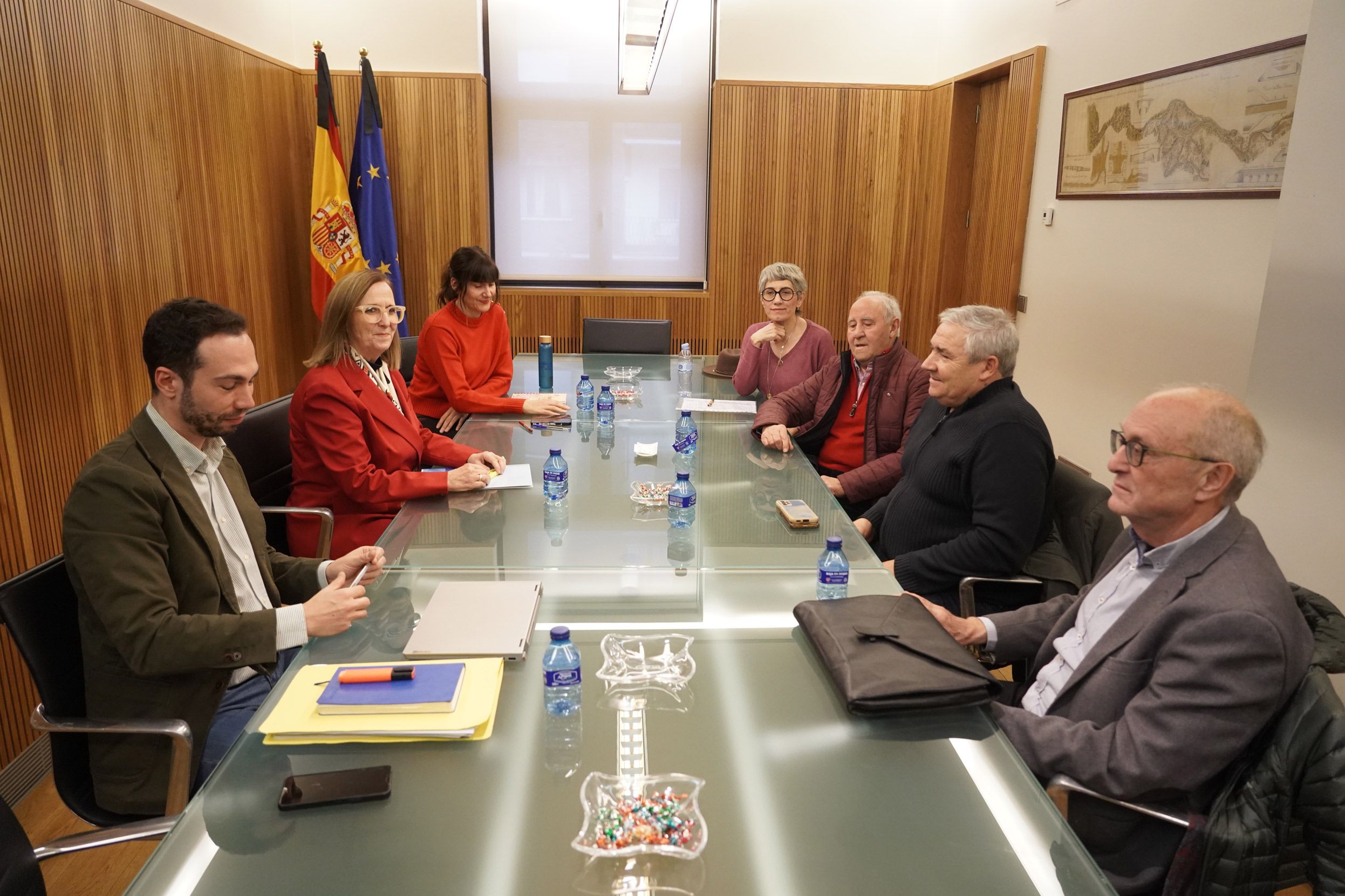 Reunión de María Jesús Lafuente con la Comunidad de Regantes del Páramo Bajo. | ICAL