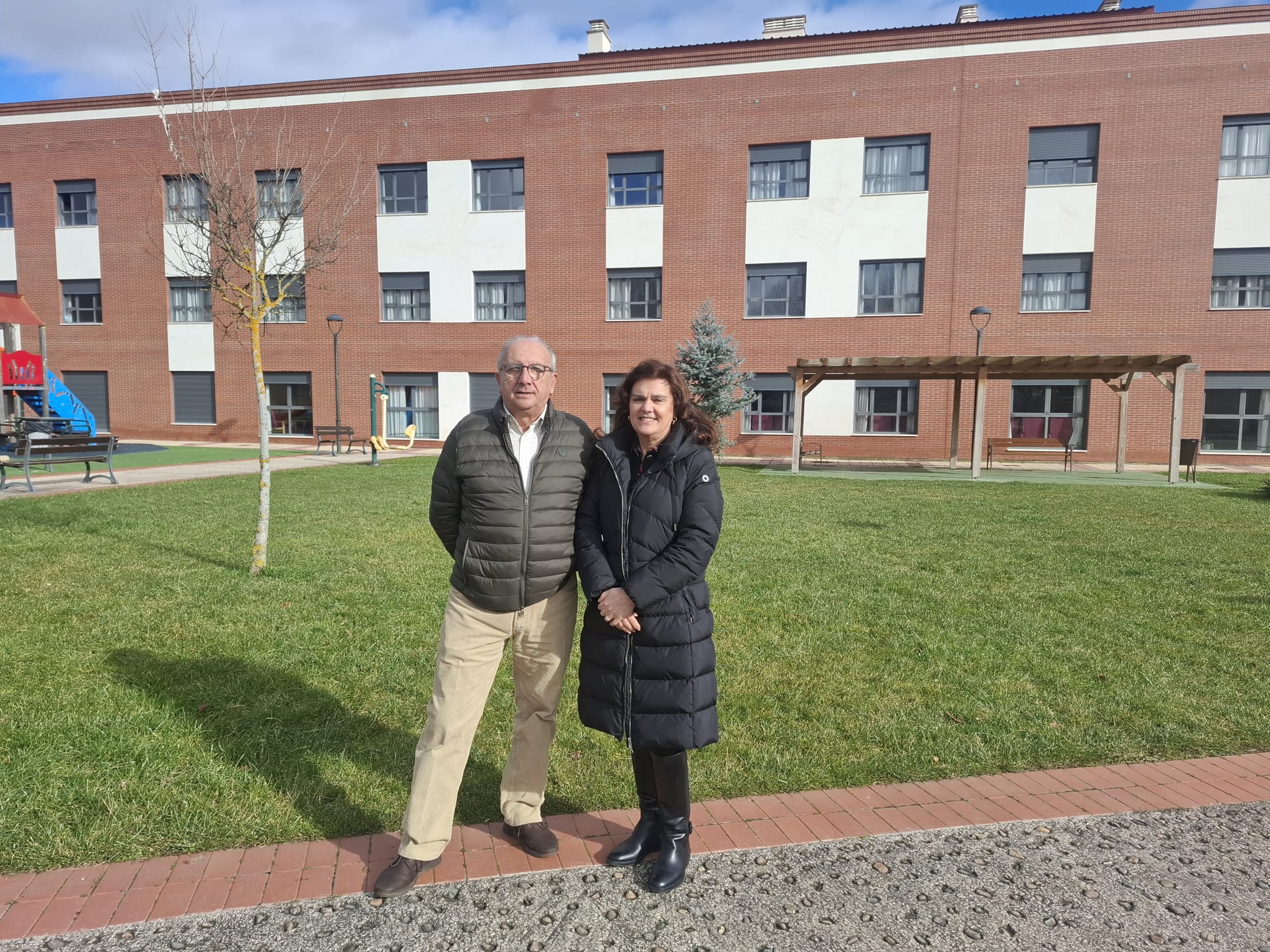 Los concejales de UPL de La Robla frente al geriátrico.