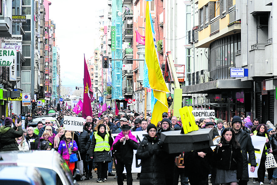 Un instante de la multitudinaria manifestación del pasado domingo para rechazar el autobús eléctrico. | SAÚL ARÉN