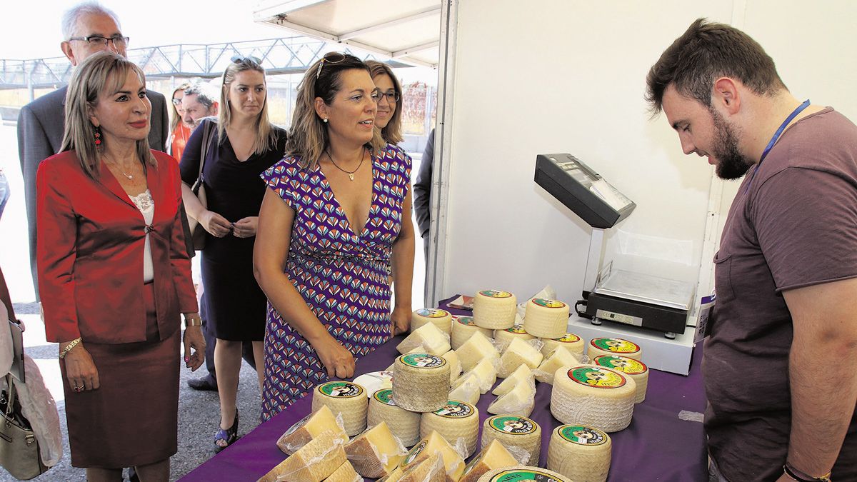 La concejala de Aranda, Azucena Esteban, y la consejera, Milagros Marcos, visitando un stand de la feria.| AGRURAL La concejala de Aranda, Azucena Esteban, y la consejera, Milagros Marcos, visitando un stand de la feria.| AGRURAL
