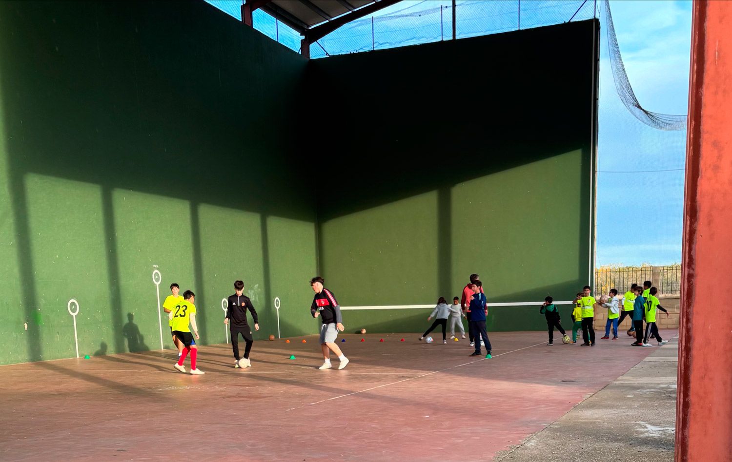 Varios niños y jóvenes disfrutando del deporte en el municipio de Almanza. | L.N.C.